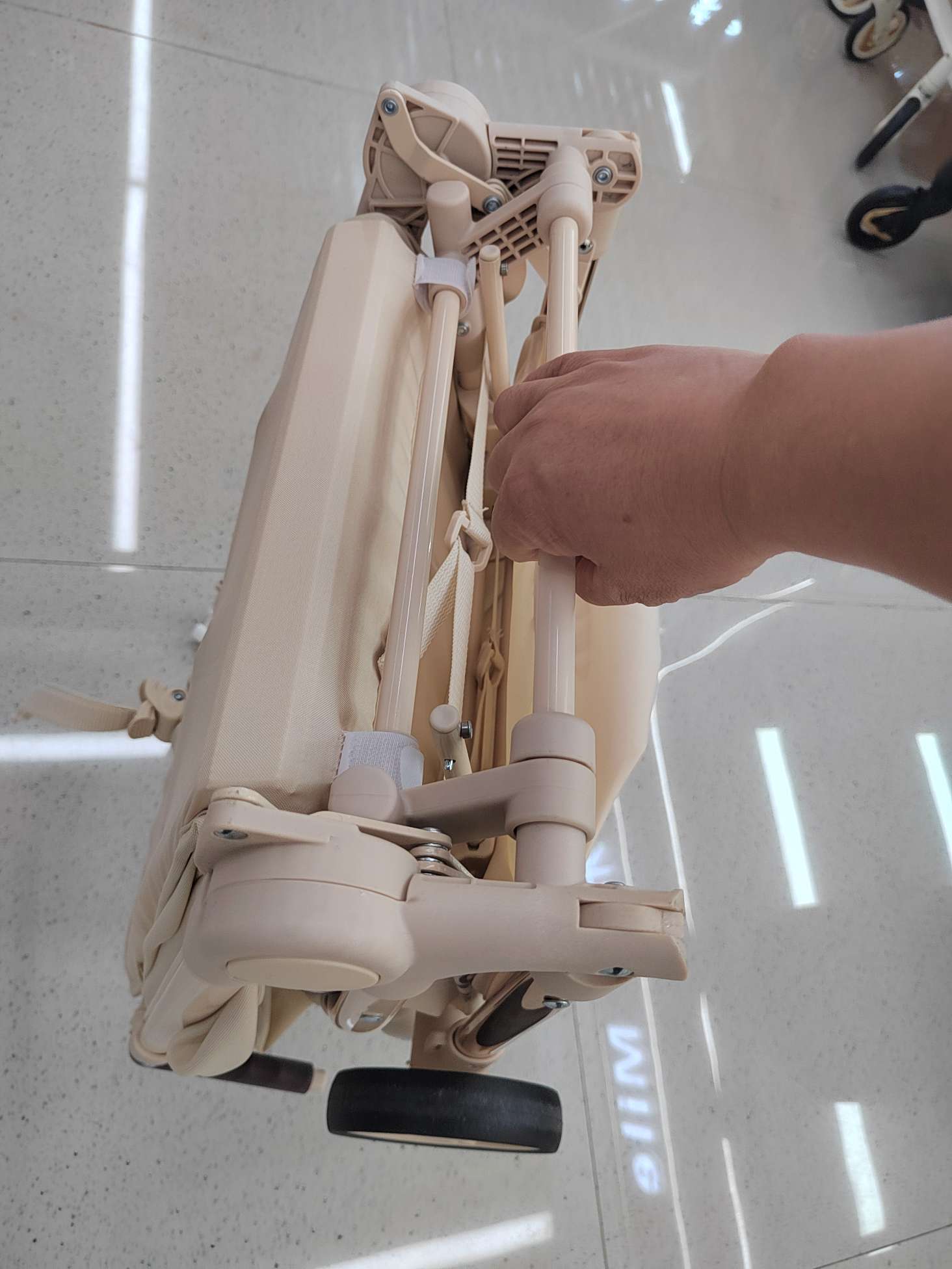 The lightweight baby stroller can be used as a folding pocket cart on planes detail image 5