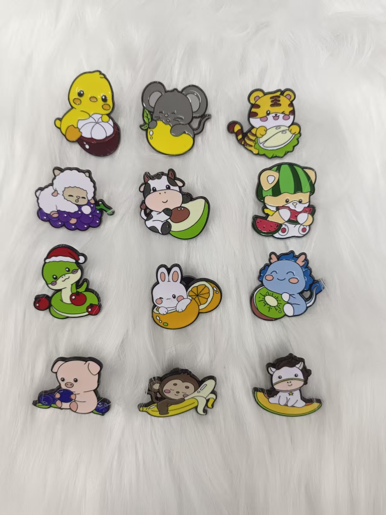 白色毛绒背景十二枚卡通动物马口铁徽章 徽章定做耗材配套026