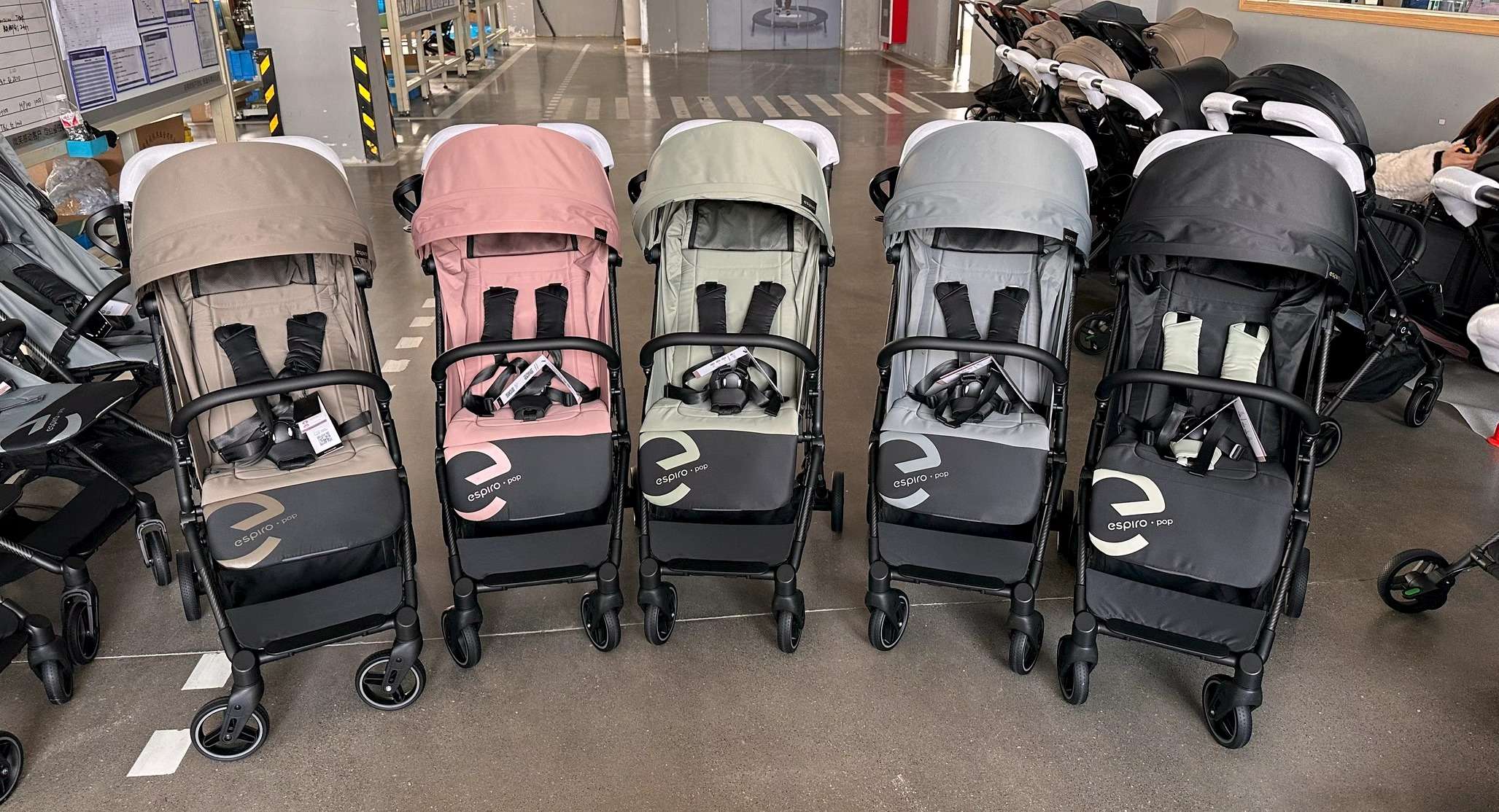 Carbon fiber baby stroller with one-click retraction, suitable for boarding planes. Lightweight stroller with foot covers Application Scenario