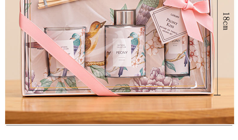 Peony and Cardamom Scented Candles Exquisite Gift box pic 4