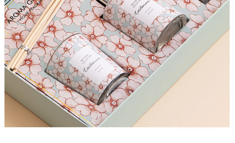 Peony and Cardamom Scented Candles Exquisite Gift box pic 2