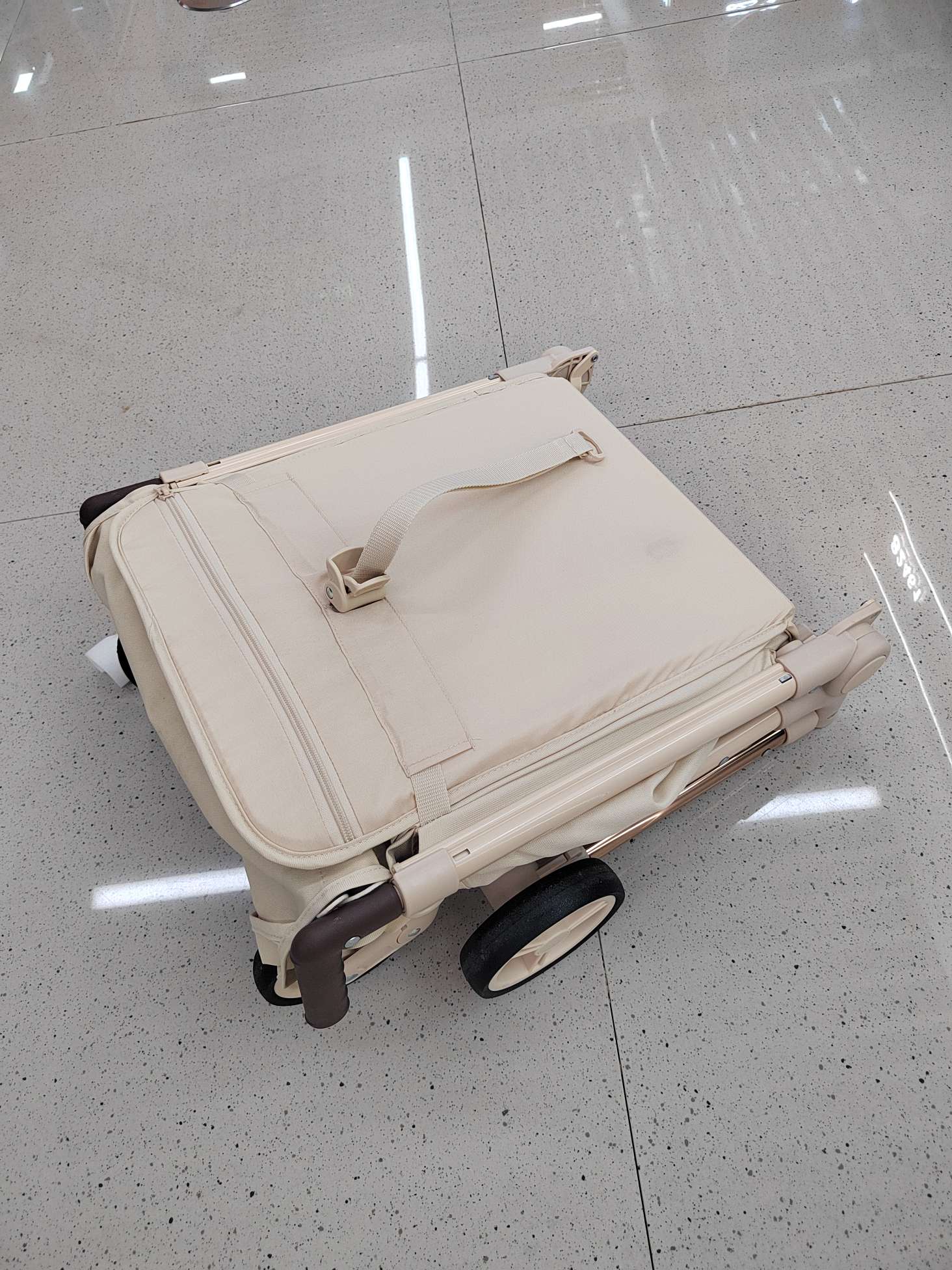 The lightweight baby stroller can be used as a folding pocket cart on planes Specification image