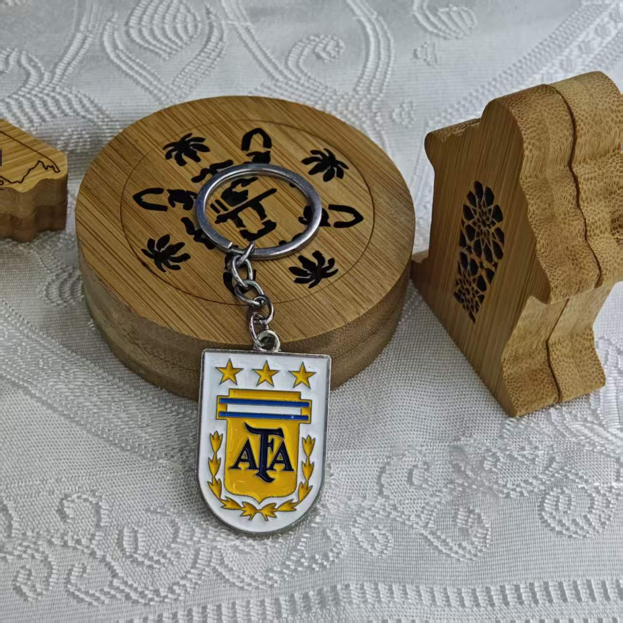 阿根廷足球协会AFA徽章银色金属钥匙扣 白底黄蓝三颗金星AF字样月桂枝