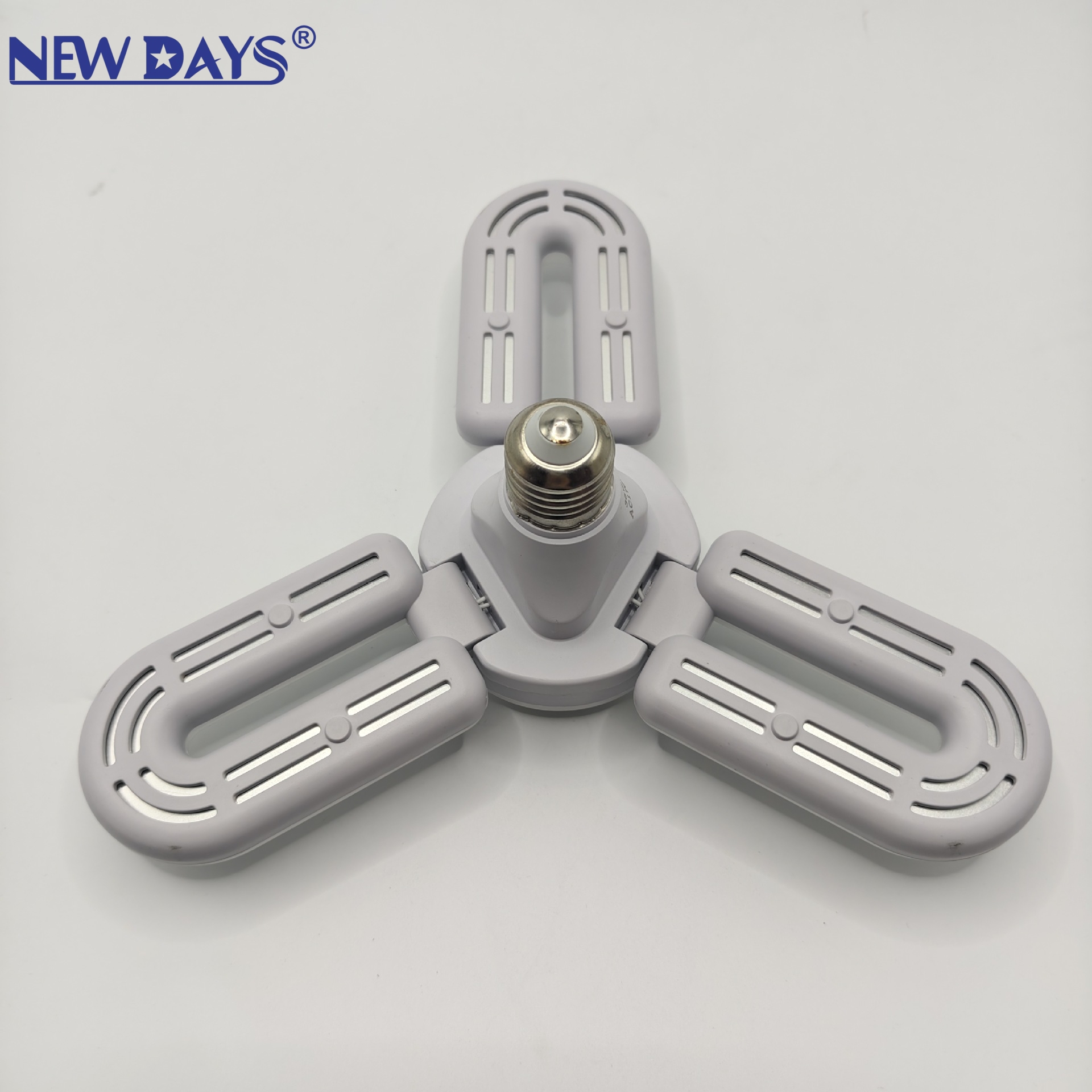 NEWDAYS brand cross-border new LED bulb leaf lamp, three-leaf short U3+1 eye-protecting folding lamp, Screw E27-port energy-saving high-brightness lighting leaf lamp Item Picture