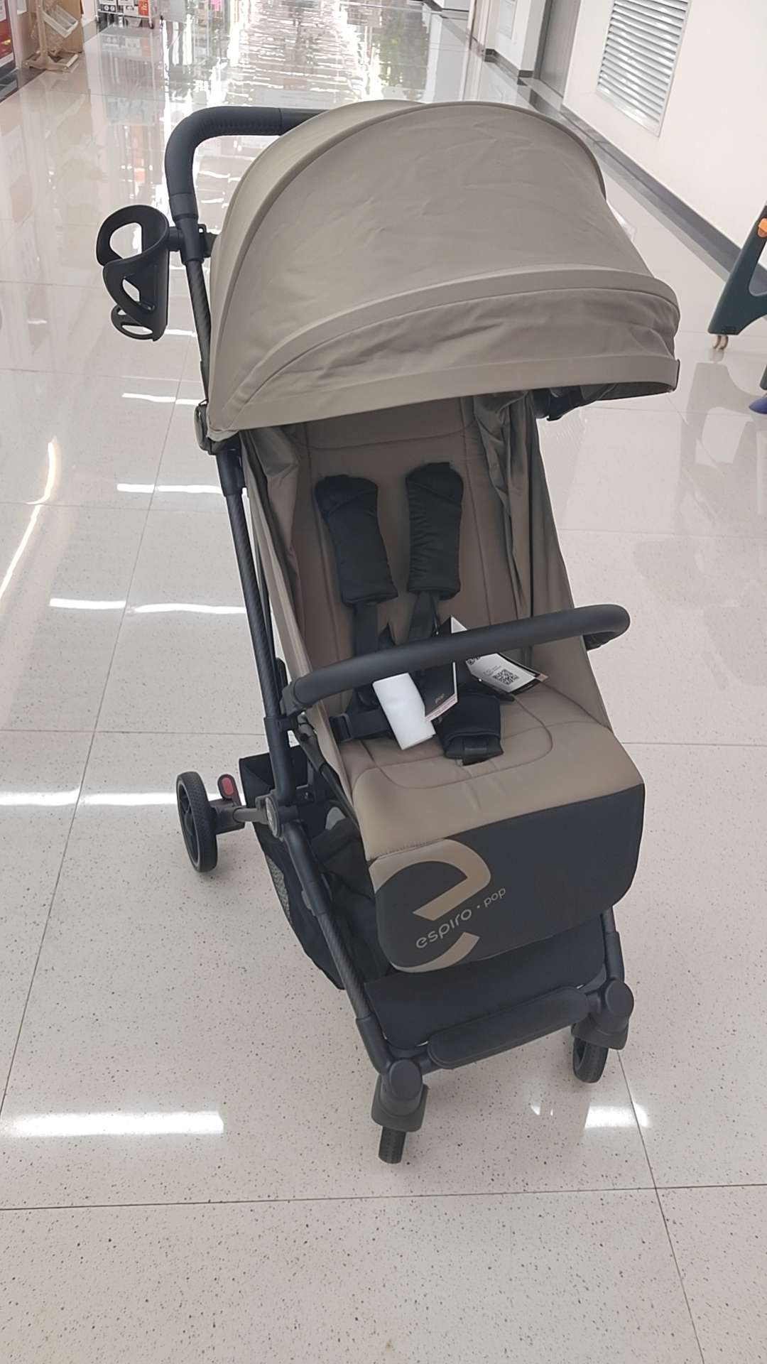 Carbon fiber baby stroller with one-click retraction, suitable for boarding planes. Lightweight stroller with foot covers detail image 7