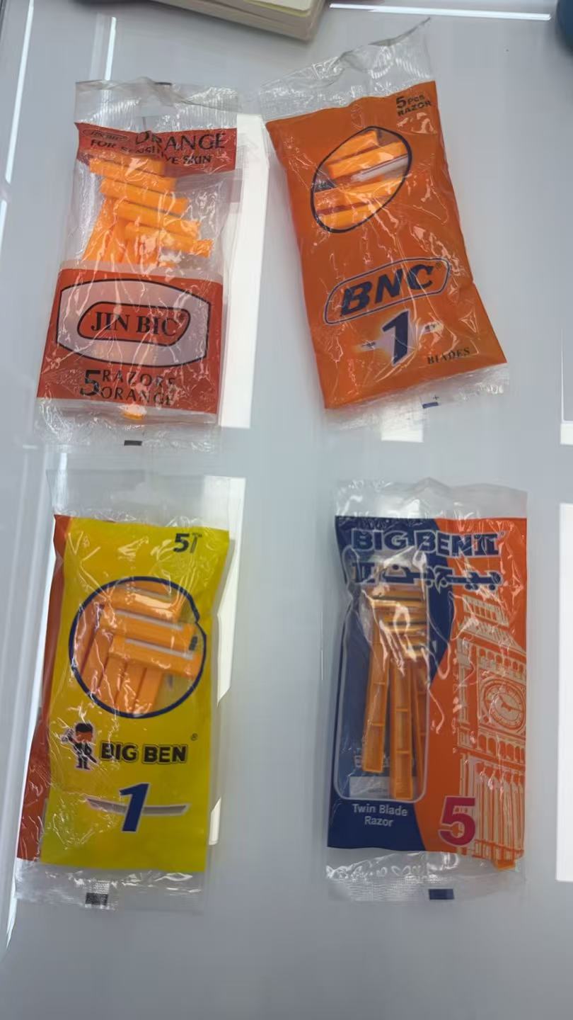剃须刀。刀架。一次性剃须刀。