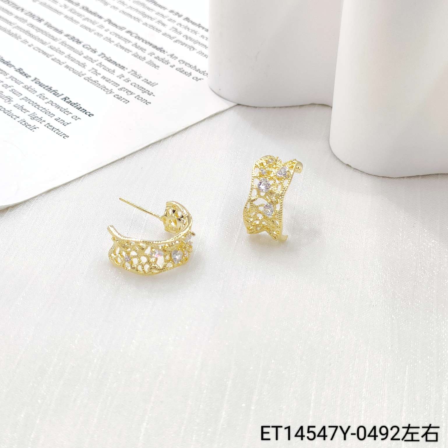 新款个性设计感镂空花纹C形半圈耳环银针甜美精致耳钉女细节图