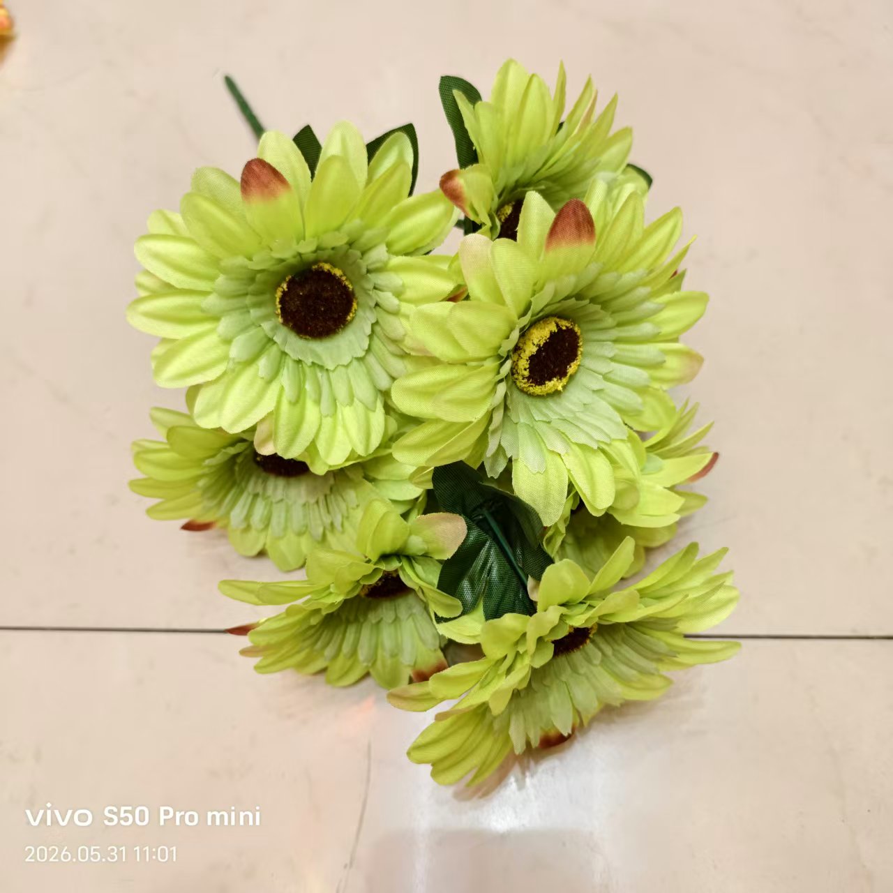 Artificial flowers, decorative flowers, plastic flowers, artificial flowers, handcrafted flowers, materials for home decor, plastic flowers, 9-head artificial silk flowers, plastic flowers, artificial flowers, wedding DIY handcrafted flowers, artificial flowers, shooting props Application Scenario