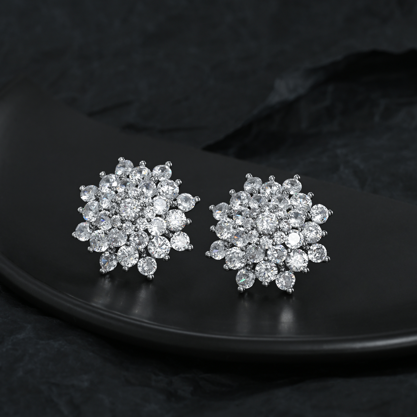 Light luxury, high-end, niche design, fashionable and versatile petal-shaped stud earrings for women Specification image