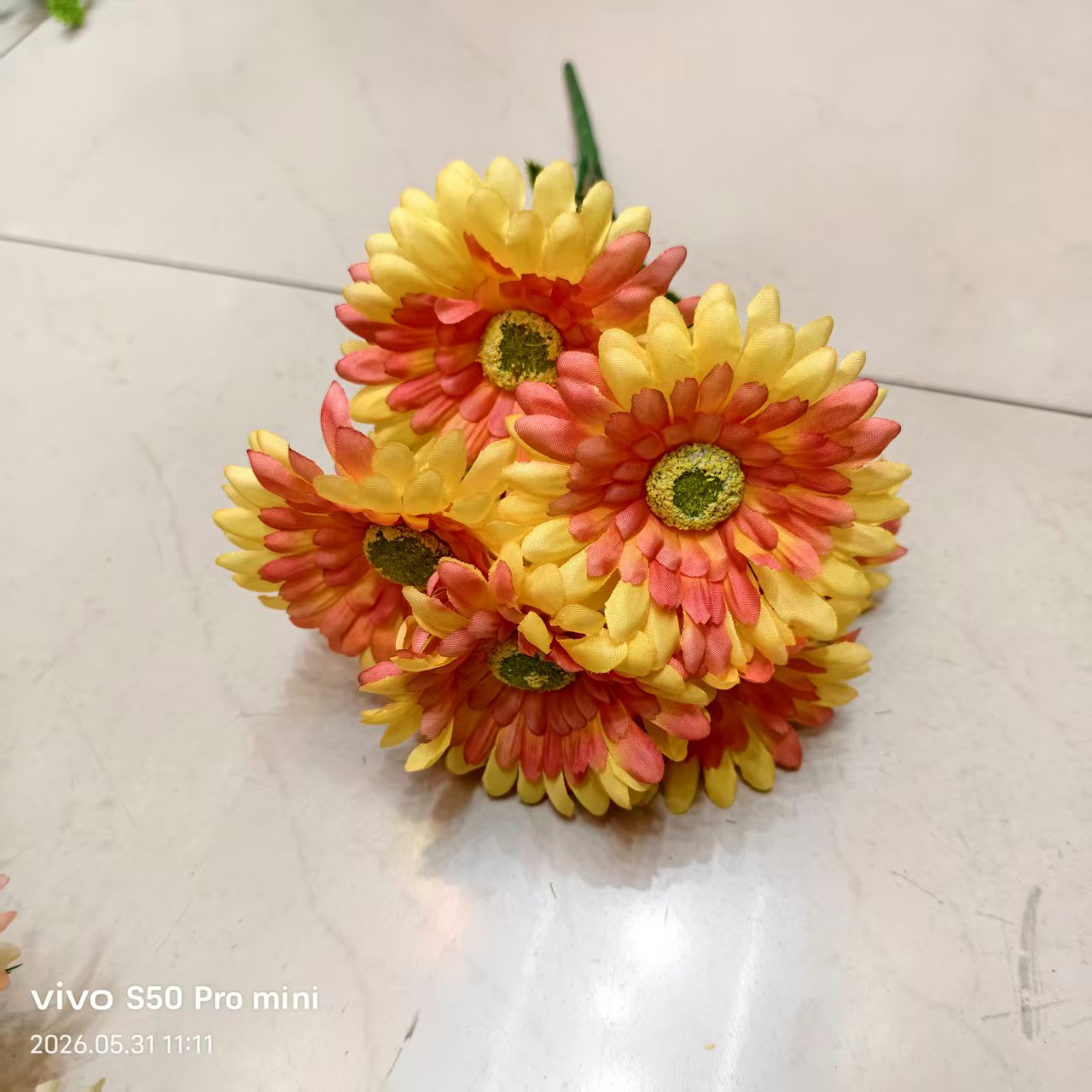 Artificial flowers, decorative flowers, plastic flowers, artificial flowers, handcrafted flowers, materials for home furnishings, plastic flowers, 7-head artificial chrysanthemums, silk flowers, plastic flowers, artificial flowers, wedding DIY handcrafted flowers, artificial flowers, shooting props Application Scenario