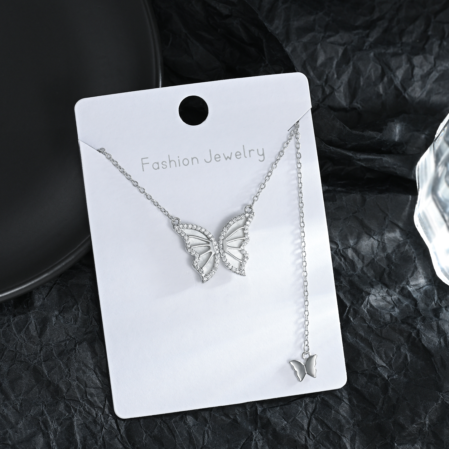 Women's light luxury and high-end hollowed-out butterfly necklace, fashionable and versatile collarbone chain