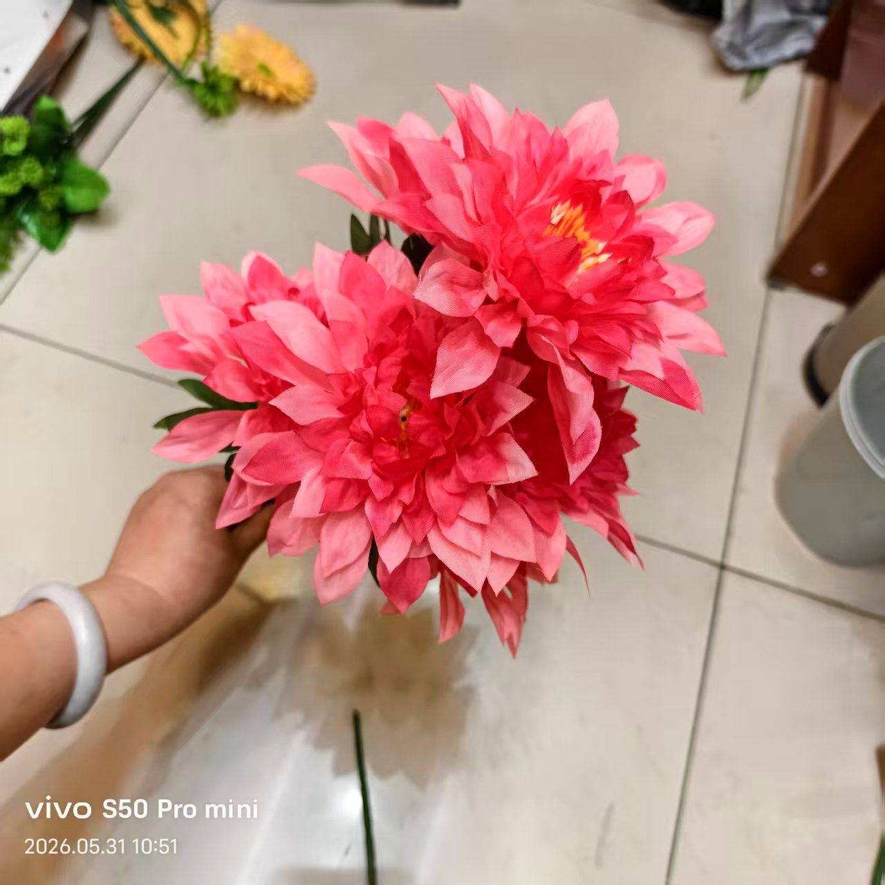 Artificial flowers, decorative flowers, plastic flowers, artificial flowers, handcrafted flowers, materials for home decor, plastic flowers, 7-head artificial lotus flowers, silk flowers, plastic flowers, artificial flowers, wedding DIY handcrafted flowers, artificial flowers, shooting props Specification image