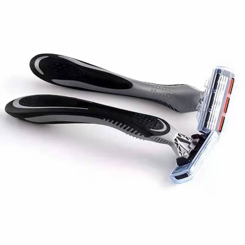 Navaja manual gris negro suave chapa para un afeitado cómodo