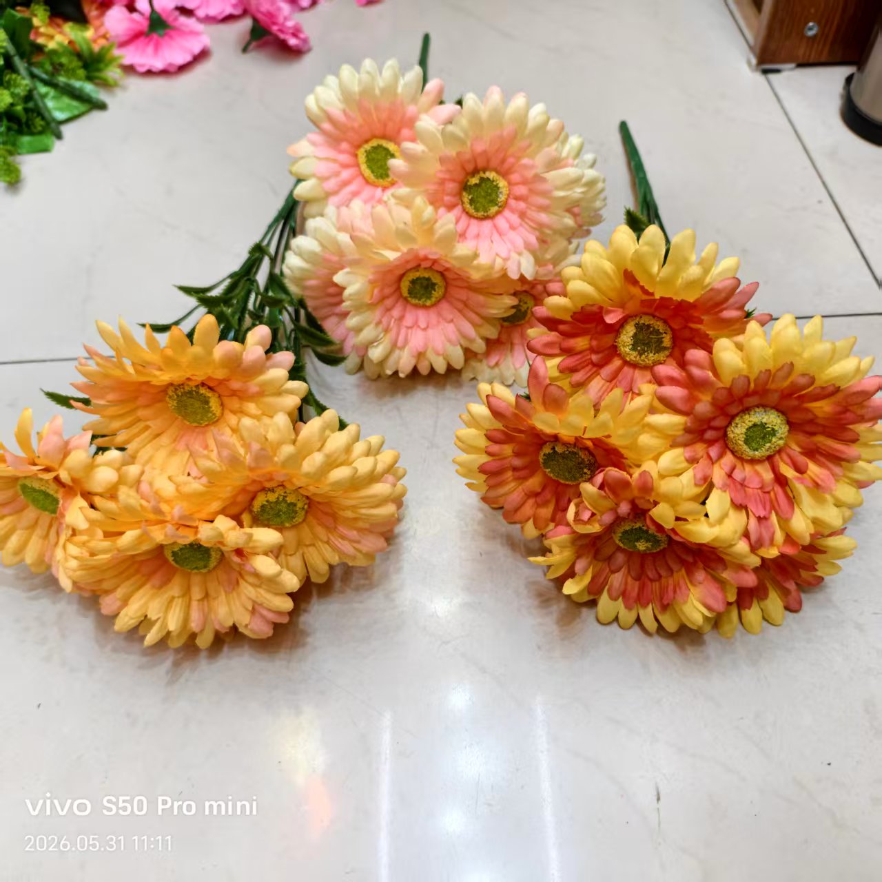 Artificial flowers, decorative flowers, plastic flowers, artificial flowers, handcrafted flowers, materials for home furnishings, plastic flowers, 7-head artificial chrysanthemums, silk flowers, plastic flowers, artificial flowers, wedding DIY handcrafted flowers, artificial flowers, shooting props