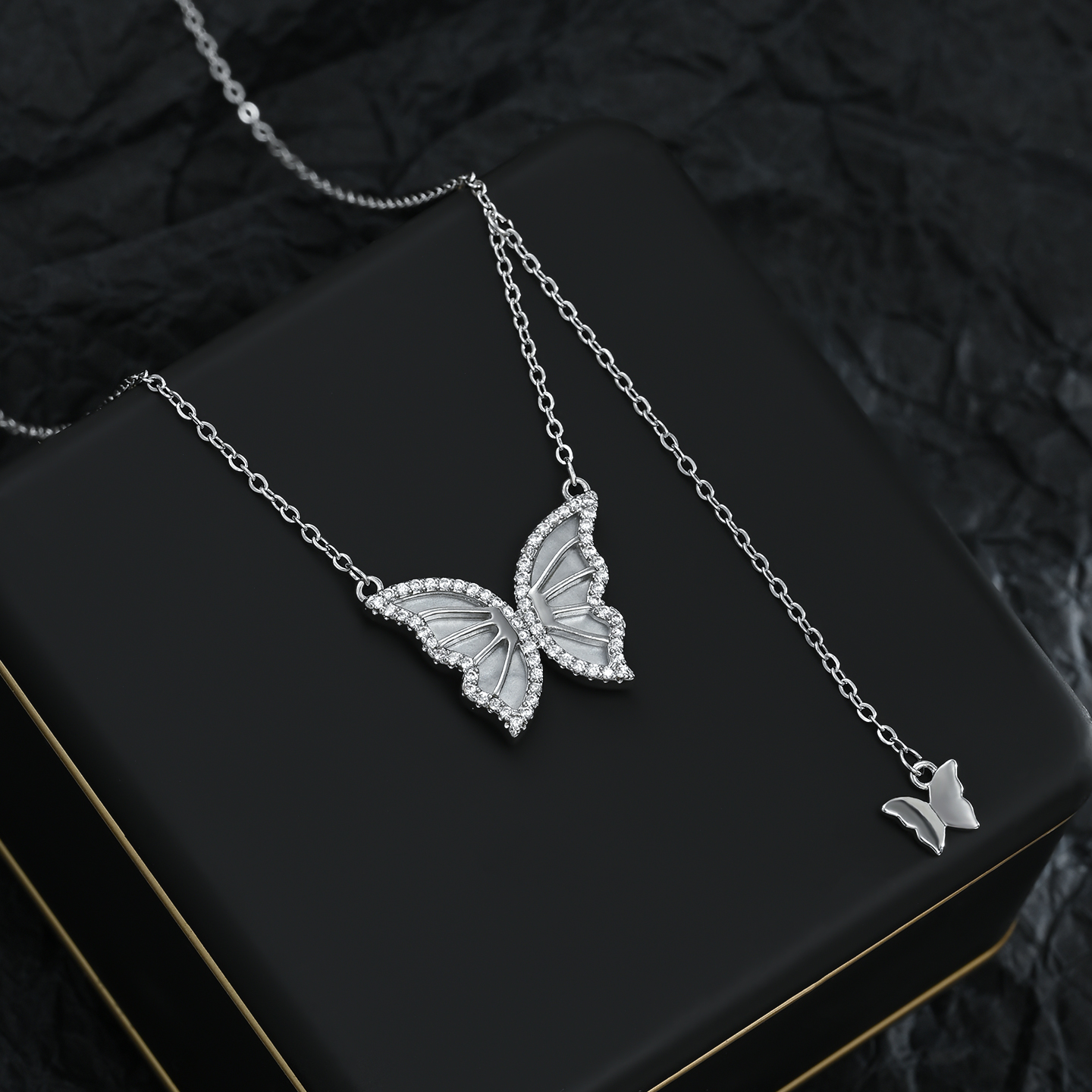 Women's light luxury and high-end hollowed-out butterfly necklace, fashionable and versatile collarbone chain Item Picture