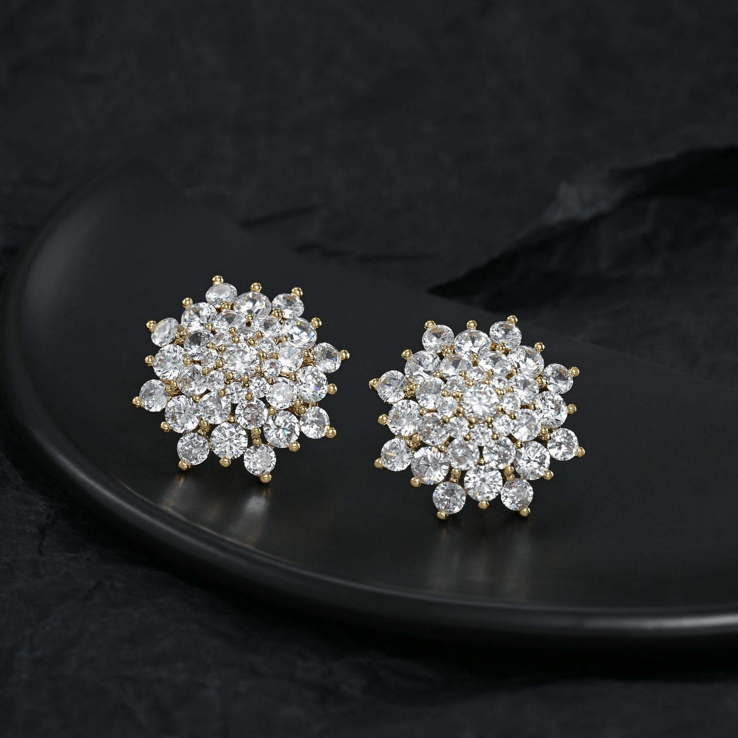 Light luxury, high-end, niche design, fashionable and versatile petal-shaped stud earrings for women details Picture