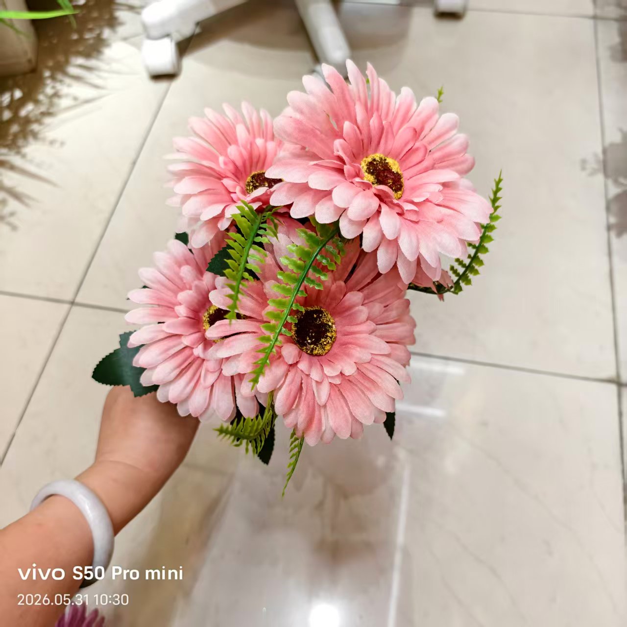Artificial flowers, decorative flowers, plastic flowers, artificial flowers, handcrafted flowers, materials for home furnishings, plastic flowers, 7-head artificial chrysanthemums, silk flowers, plastic flowers, artificial flowers, wedding DIY handcrafted flowers, artificial flowers, shooting props Application Scenario