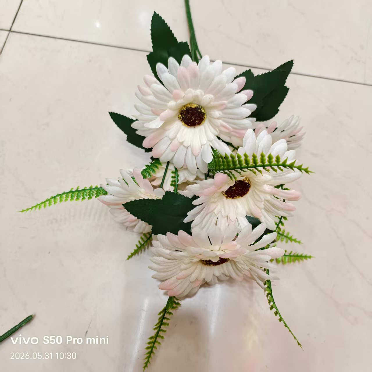 Artificial flowers, decorative flowers, plastic flowers, artificial flowers, handcrafted flowers, materials for home furnishings, plastic flowers, 7-head artificial chrysanthemums, silk flowers, plastic flowers, artificial flowers, wedding DIY handcrafted flowers, artificial flowers, shooting props Item Picture