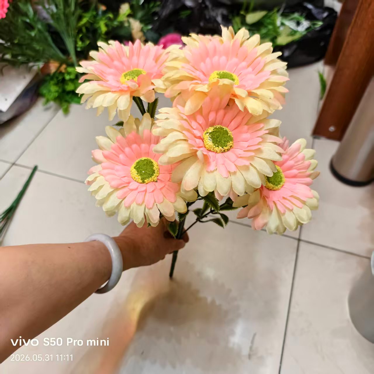 Artificial flowers, decorative flowers, plastic flowers, artificial flowers, handcrafted flowers, materials for home furnishings, plastic flowers, 7-head artificial chrysanthemums, silk flowers, plastic flowers, artificial flowers, wedding DIY handcrafted flowers, artificial flowers, shooting props Item Picture