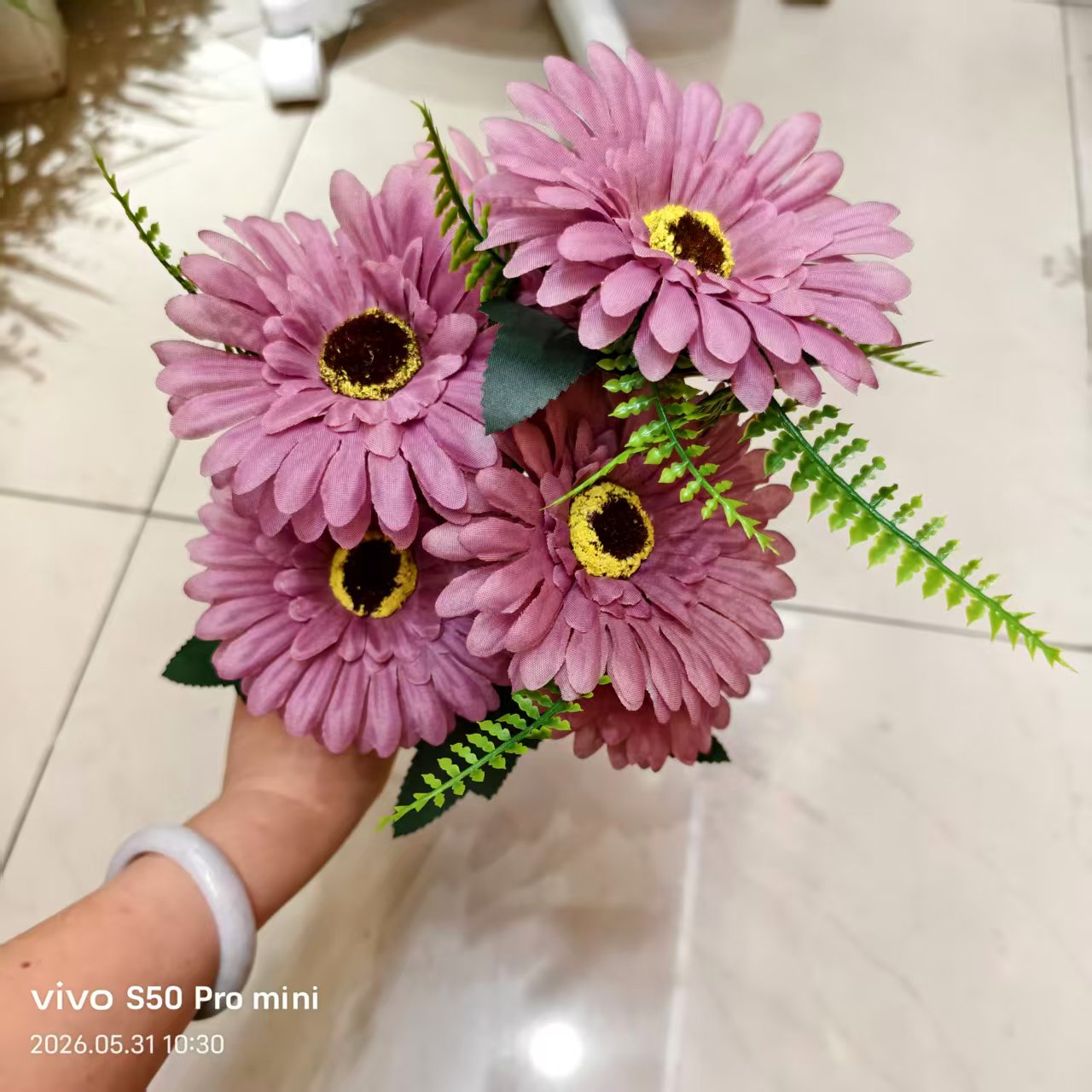 Artificial flowers, decorative flowers, plastic flowers, artificial flowers, handcrafted flowers, materials for home furnishings, plastic flowers, 7-head artificial chrysanthemums, silk flowers, plastic flowers, artificial flowers, wedding DIY handcrafted flowers, artificial flowers, shooting props Specification image