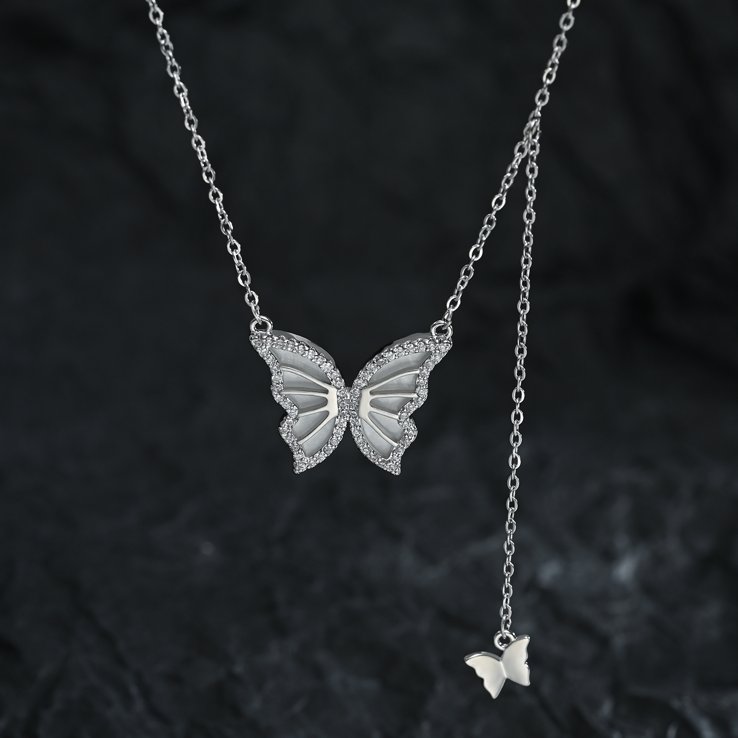 Women's light luxury and high-end hollowed-out butterfly necklace, fashionable and versatile collarbone chain Specification image