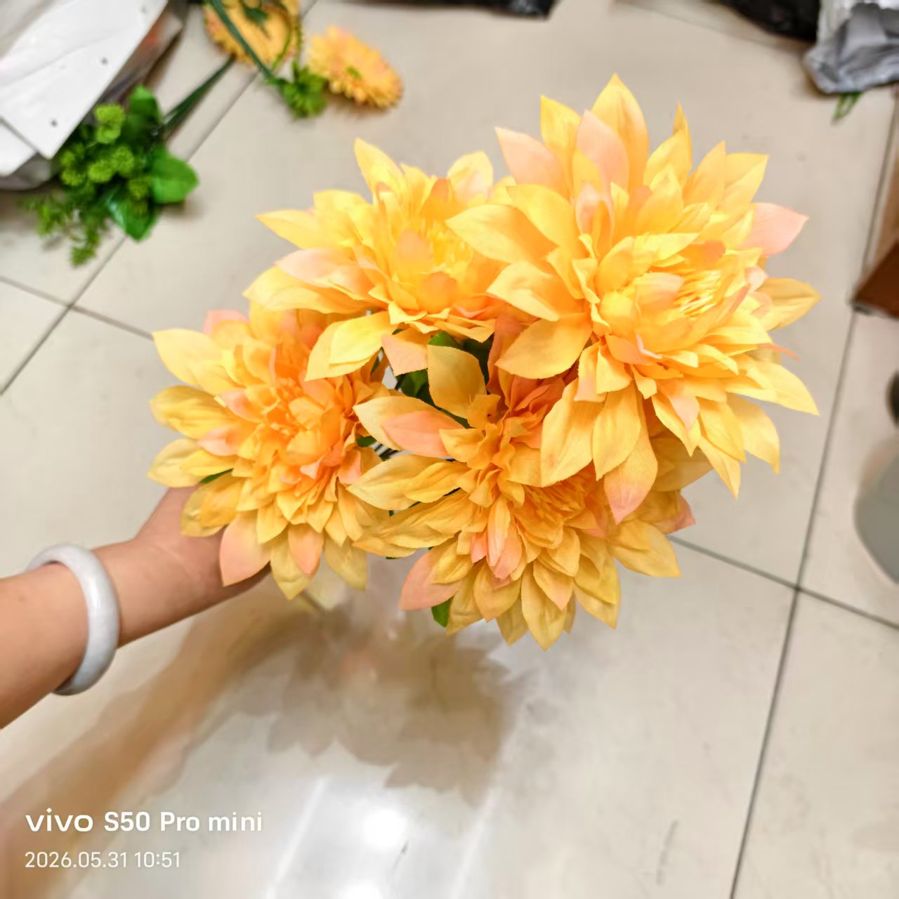 Artificial flowers, decorative flowers, plastic flowers, artificial flowers, handcrafted flowers, materials for home decor, plastic flowers, 7-head artificial lotus flowers, silk flowers, plastic flowers, artificial flowers, wedding DIY handcrafted flowers, artificial flowers, shooting props Application Scenario