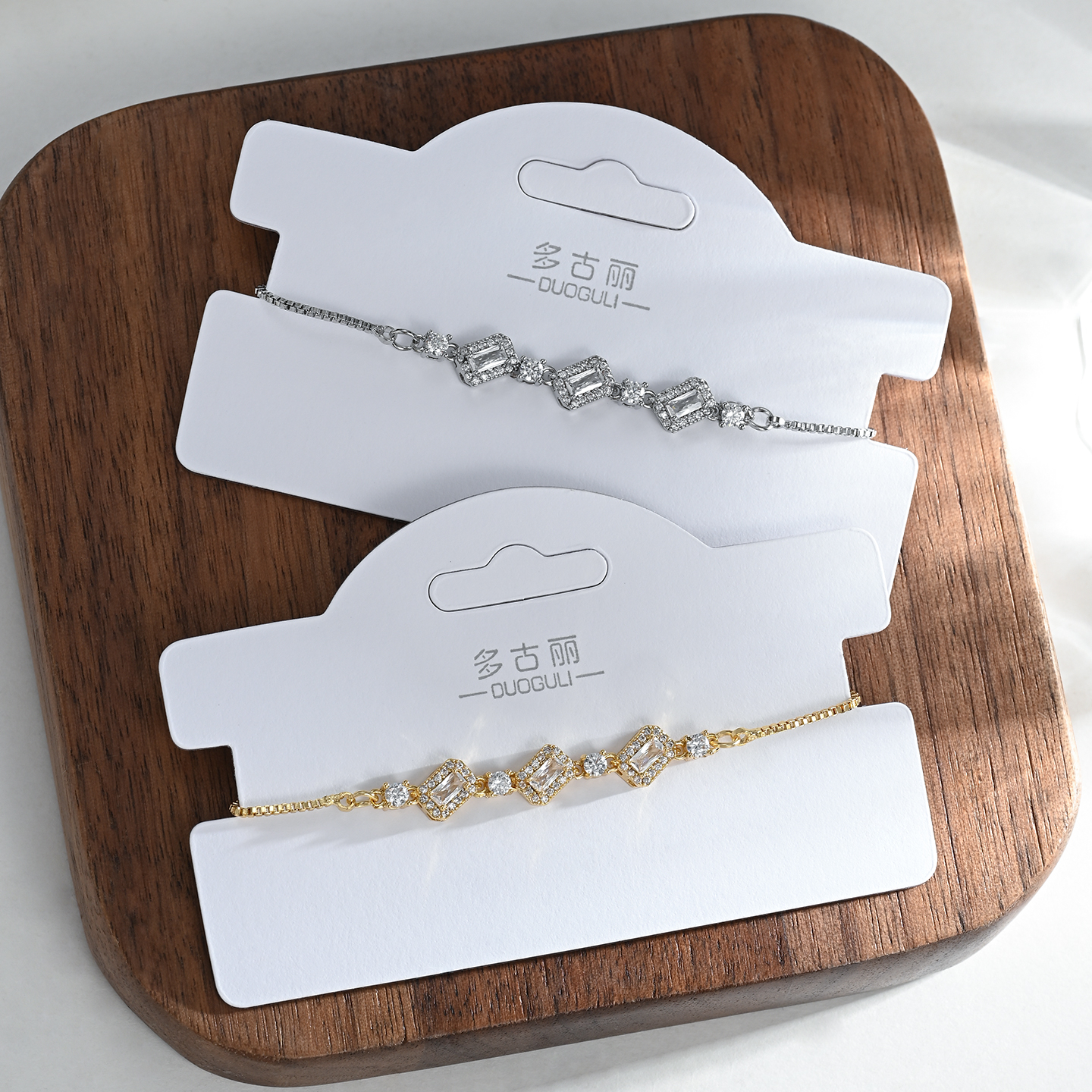 This light luxury and niche forest-themed geometric bracelet is exquisite and versatile, making it a perfect gift for your girlfriend