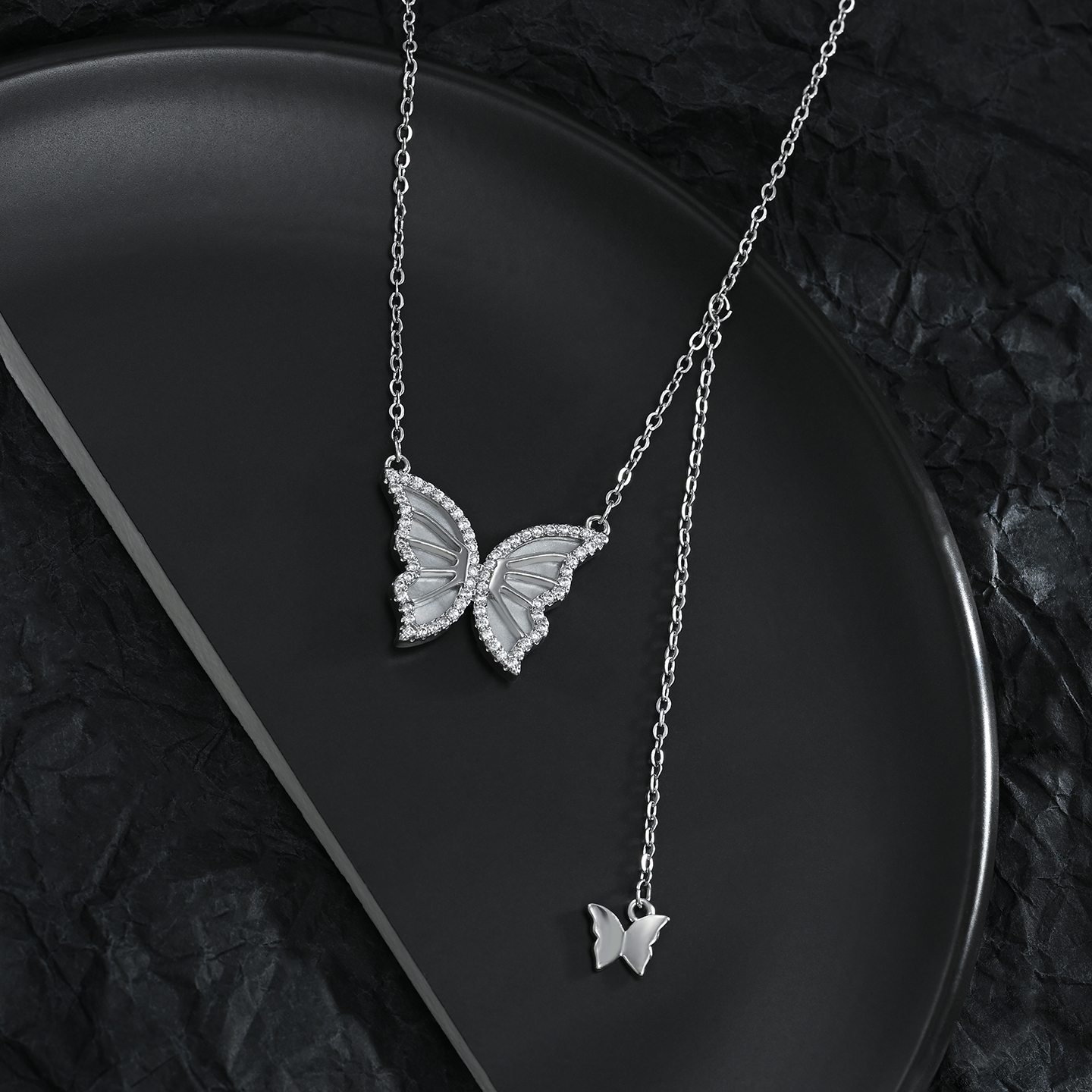 Women's light luxury and high-end hollowed-out butterfly necklace, fashionable and versatile collarbone chain Application Scenario