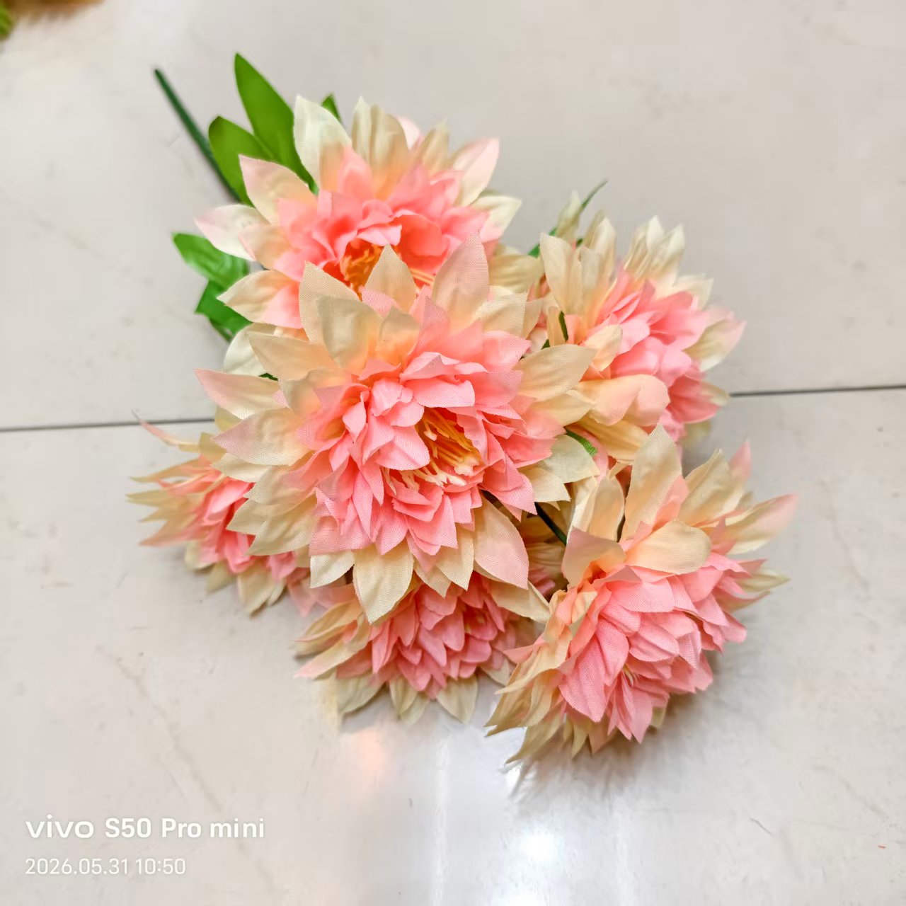 Artificial flowers, decorative flowers, plastic flowers, artificial flowers, handcrafted flowers, materials for home decor, plastic flowers, 7-head artificial lotus flowers, silk flowers, plastic flowers, artificial flowers, wedding DIY handcrafted flowers, artificial flowers, shooting props details Picture
