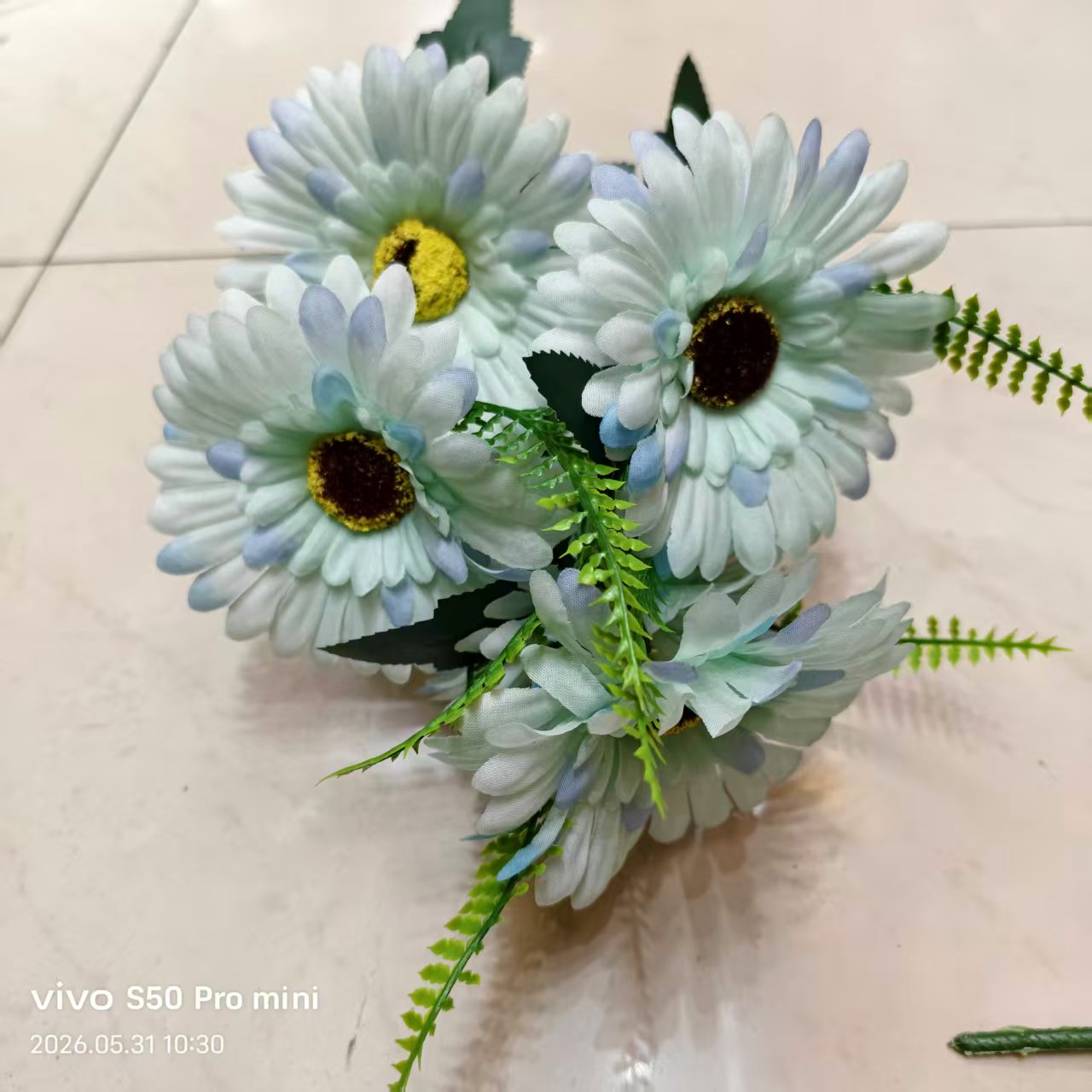 Artificial flowers, decorative flowers, plastic flowers, artificial flowers, handcrafted flowers, materials for home furnishings, plastic flowers, 7-head artificial chrysanthemums, silk flowers, plastic flowers, artificial flowers, wedding DIY handcrafted flowers, artificial flowers, shooting props details Picture