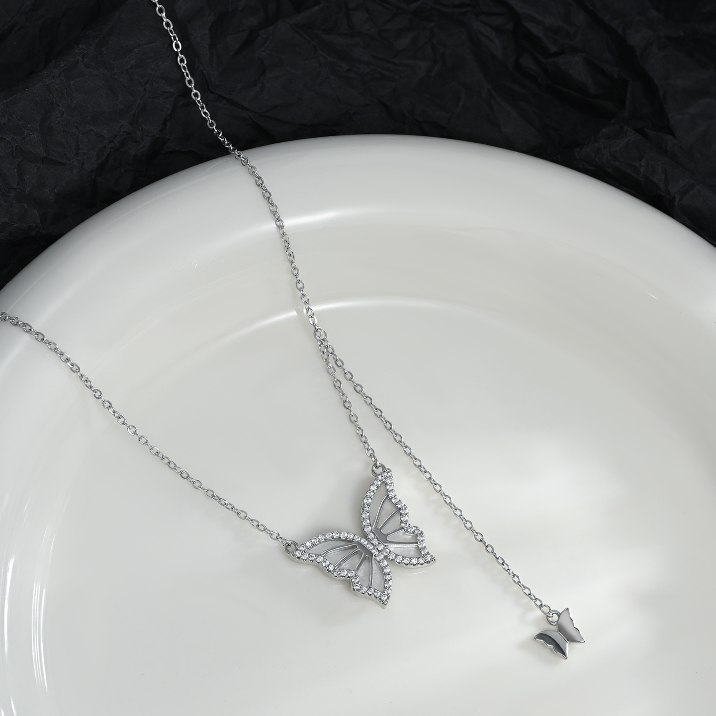 Women's light luxury and high-end hollowed-out butterfly necklace, fashionable and versatile collarbone chain details Picture
