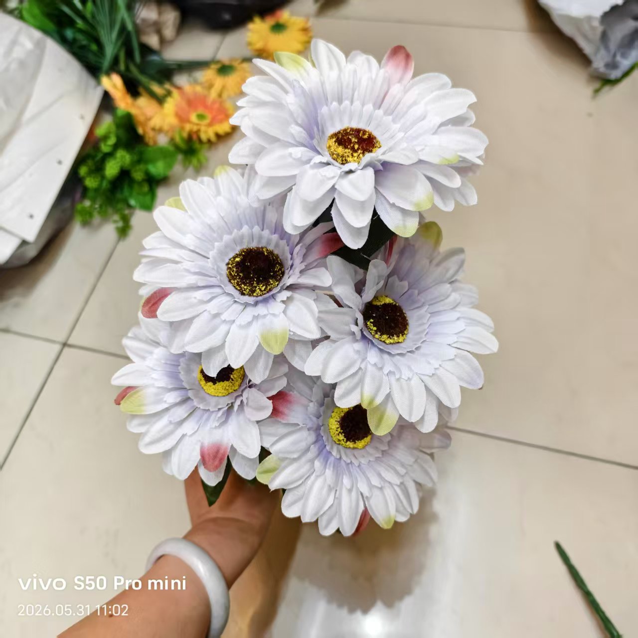 Artificial flowers, decorative flowers, plastic flowers, artificial flowers, handcrafted flowers, materials for home decor, plastic flowers, 9-head artificial silk flowers, plastic flowers, artificial flowers, wedding DIY handcrafted flowers, artificial flowers, shooting props Item Picture