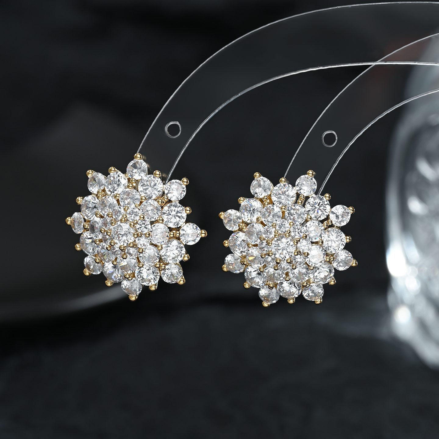 Light luxury, high-end, niche design, fashionable and versatile petal-shaped stud earrings for women Item Picture