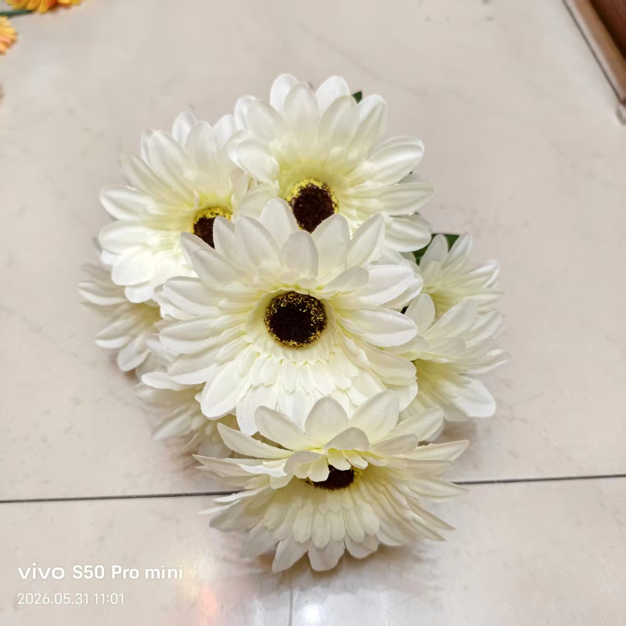 Artificial flowers, decorative flowers, plastic flowers, artificial flowers, handcrafted flowers, materials for home decor, plastic flowers, 9-head artificial silk flowers, plastic flowers, artificial flowers, wedding DIY handcrafted flowers, artificial flowers, shooting props details Picture