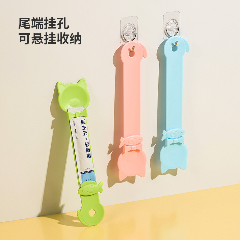 Best-selling pet supplies: Cat strip spoon, feeding spoon, liquid food, special squeezing spoon for cats, wall-mounted feeding wonder Application Scenario