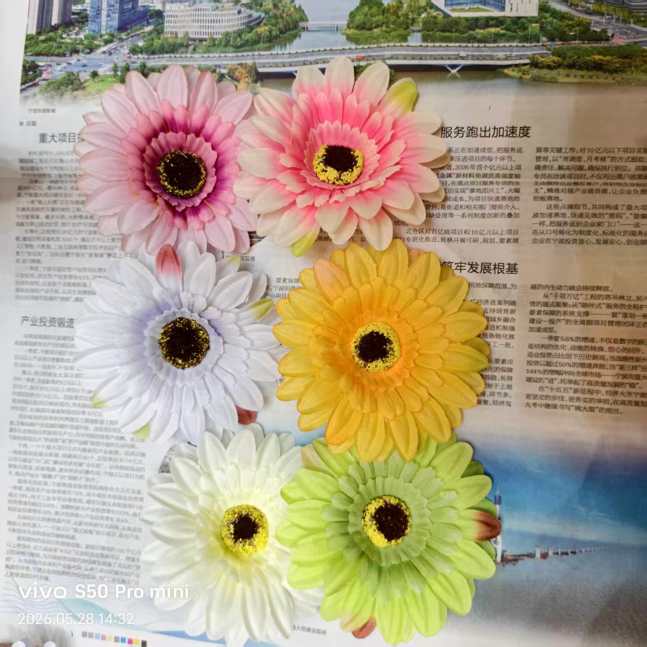Factory direct sales of simulated plastic, artificial handcrafted flowers, flat chrysanthemum heads, fake flowers, silk flowers, DIY bouquets, indoor and outdoor decorative flowers Item Picture