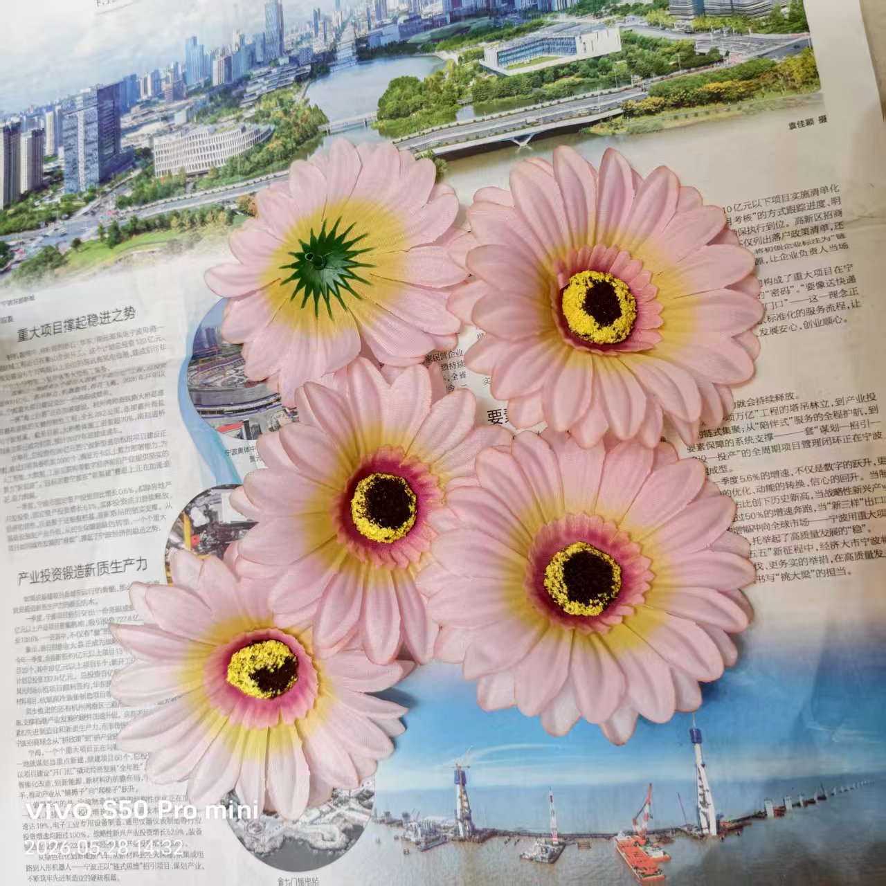 Factory direct sales of simulated plastic, artificial handcrafted flowers, flat chrysanthemum heads, fake flowers, silk flowers, DIY bouquets, indoor and outdoor decorative flowers Application Scenario