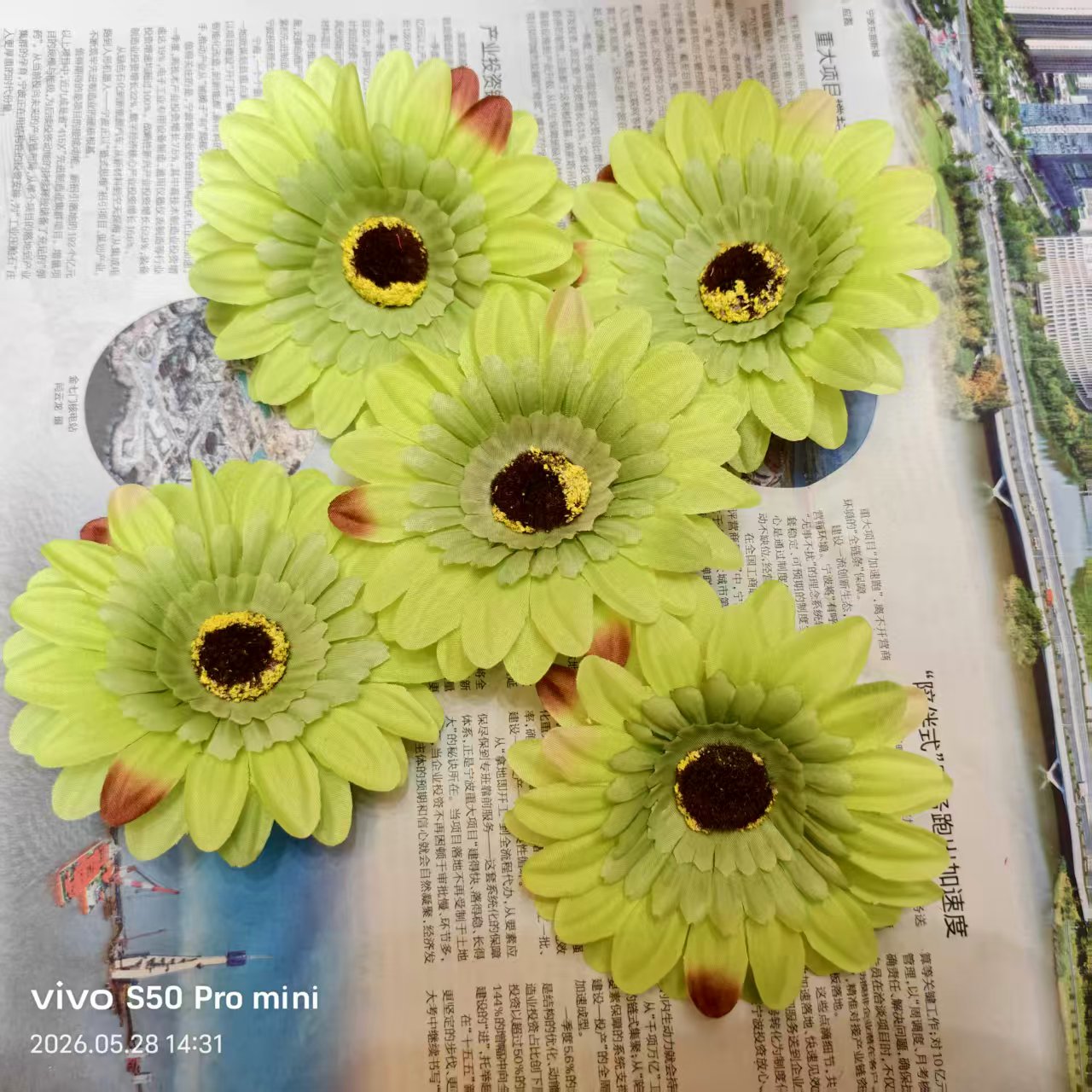 Factory direct sales of artificial plastic, handcrafted flowers, sunflowers, flower heads, artificial flowers, silk flowers, DIY bouquets, indoor and outdoor decorative flowers Application Scenario