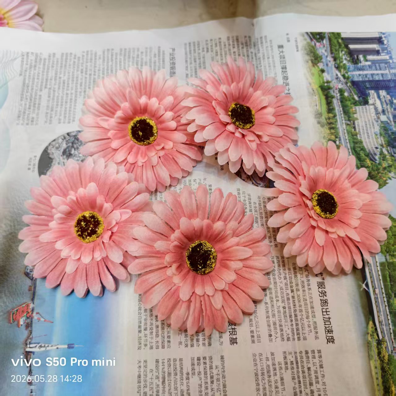 Factory direct sales of artificial plastic, handmade flowers, chrysanthemums, chrysanthemum heads, artificial flowers, silk flowers, DIY bouquets, indoor and outdoor decorative flowers Application Scenario