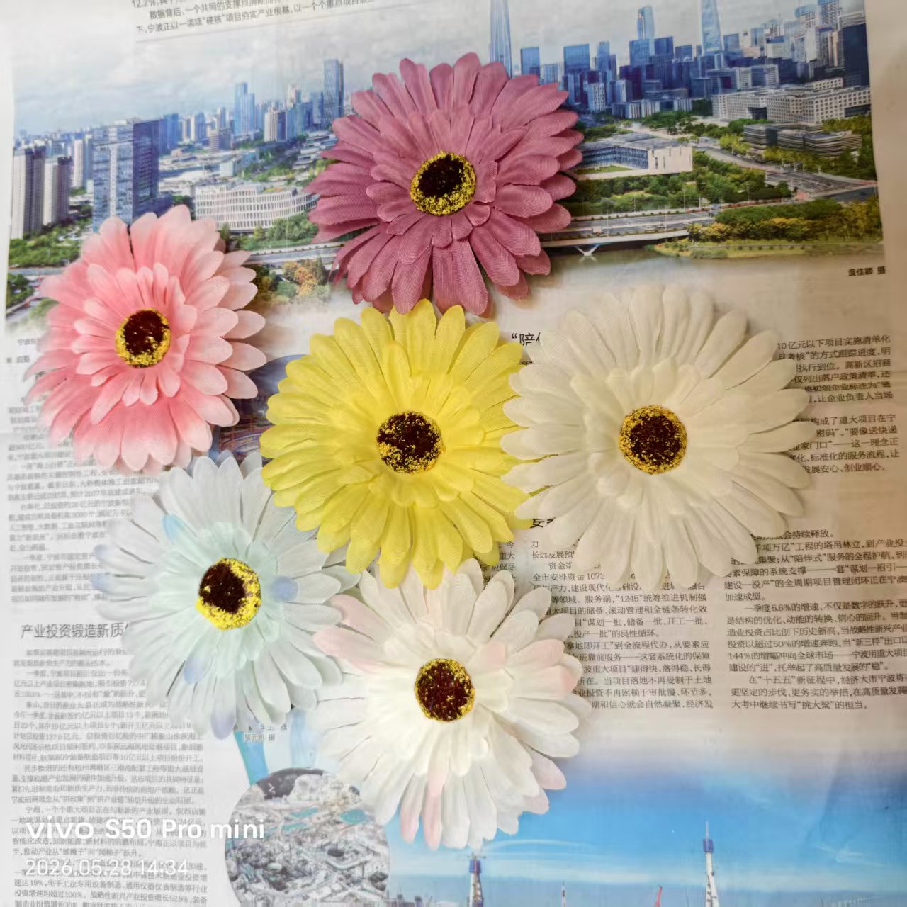 Factory direct sales of artificial plastic, handcrafted flowers, African chrysanthemum heads, artificial flowers, silk flowers, DIY bouquets, indoor and outdoor decorative flowers details Picture