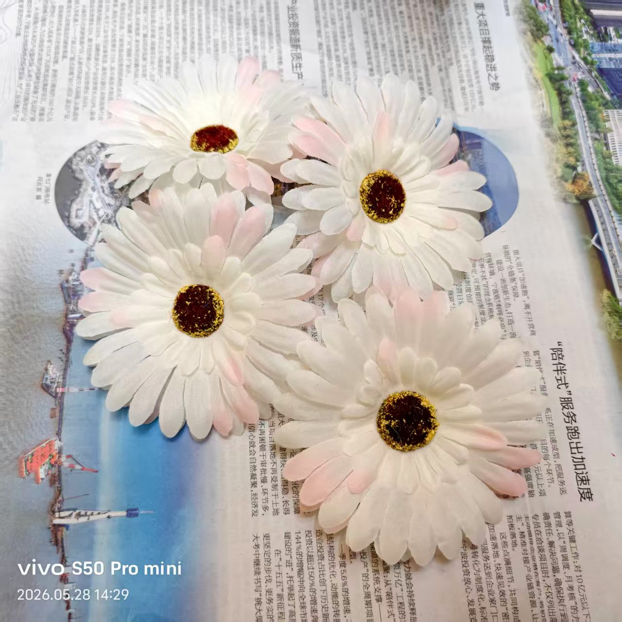 Factory direct sales of artificial plastic, handcrafted flowers, African chrysanthemum heads, artificial flowers, silk flowers, DIY bouquets, indoor and outdoor decorative flowers Application Scenario