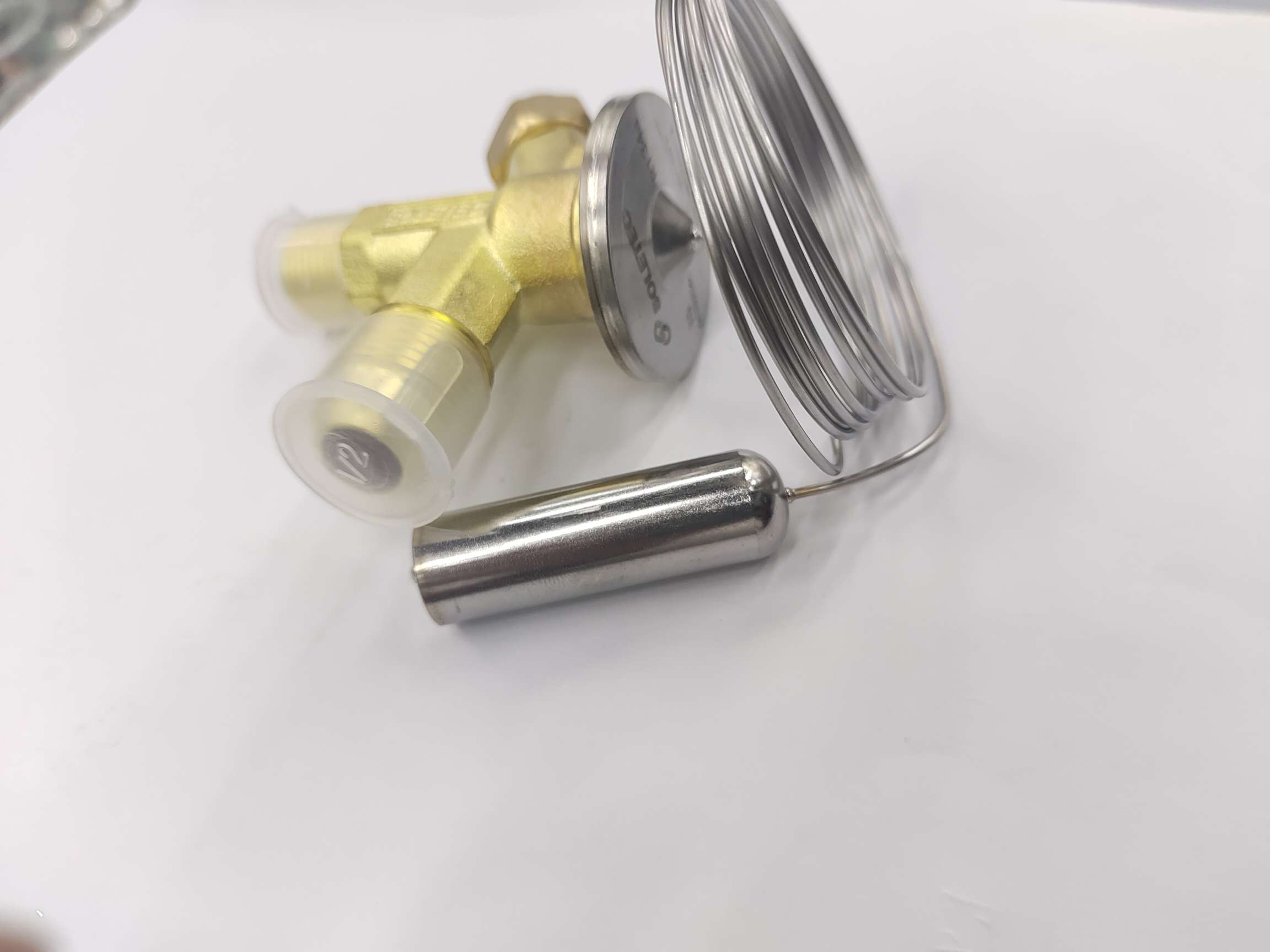 The internal and external balance of the ice maker's thermal expansion valve, the refrigeration unit's compressor, and the evaporator details Picture