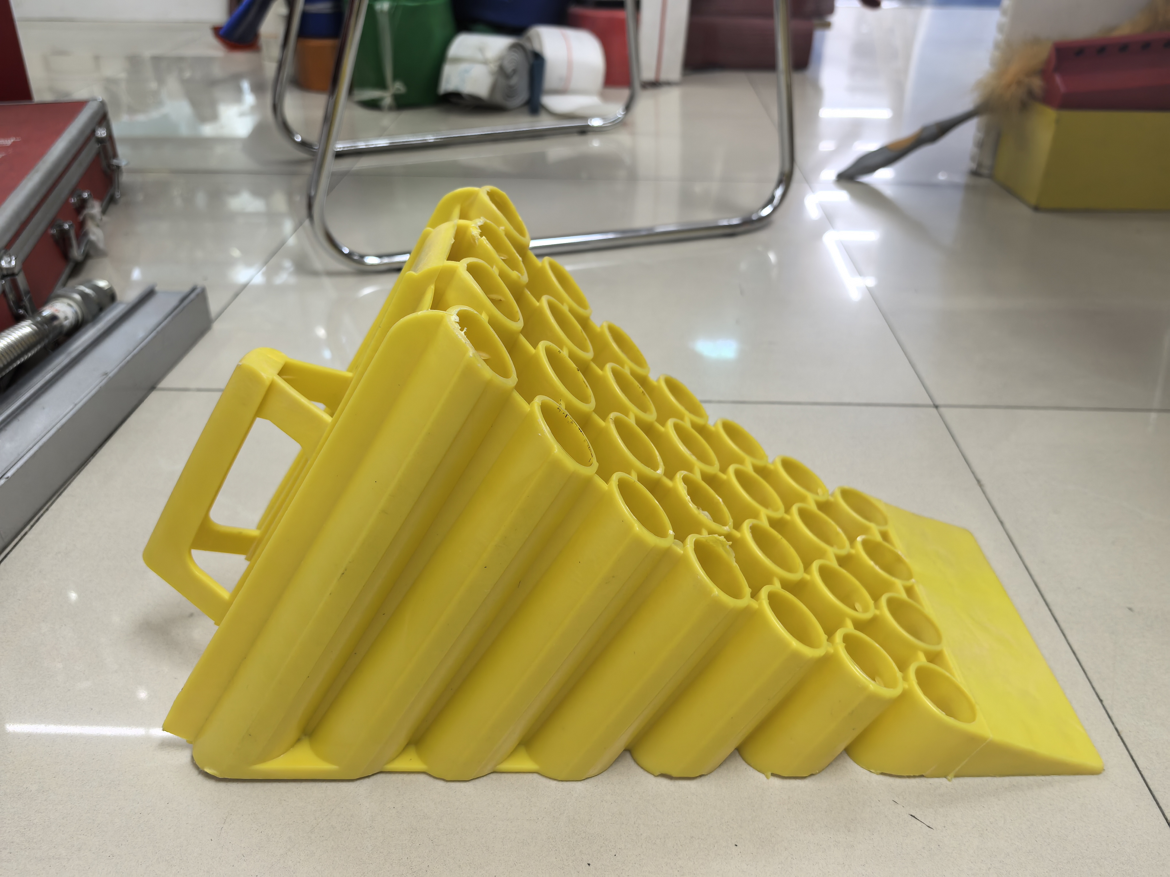 塑料车轮止滑器轻巧便捷塑料斜坡垫火车三角阻车器防滑停车防溜塑料止退器耐磨抗压多种规格