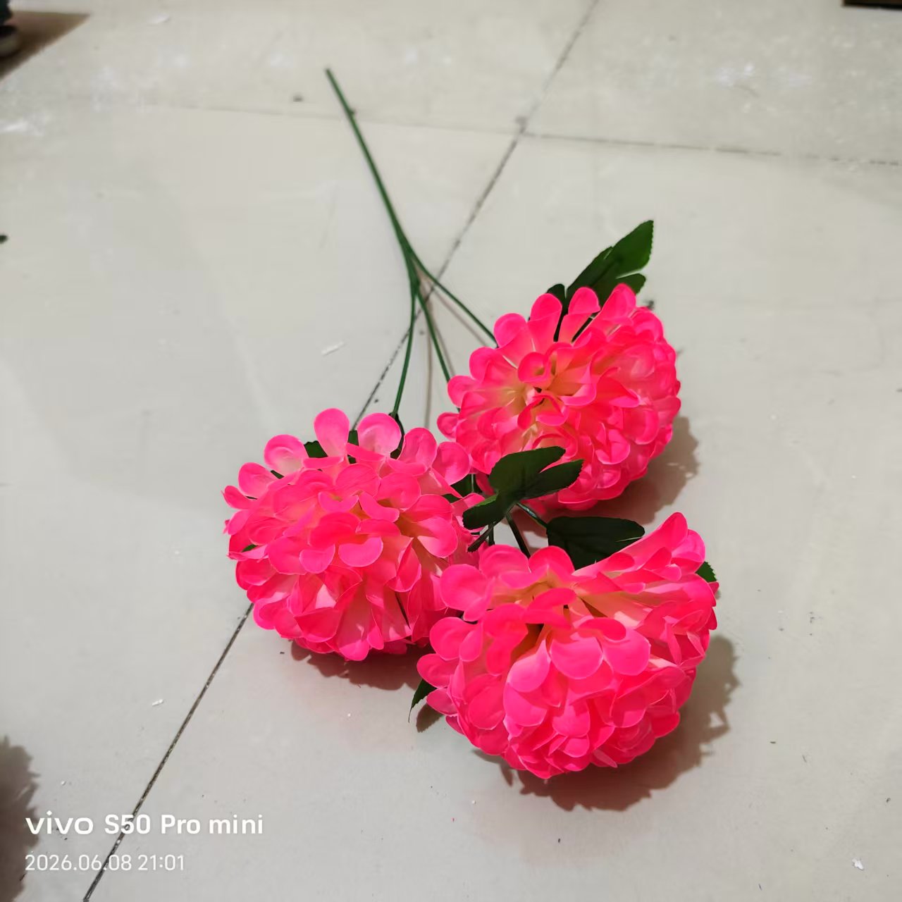 Factory direct sales of simulated single three-headed garden chrysanthemums, plastic flowers, artificial handcrafted flowers, flat chrysanthemum heads, fake flowers, silk flowers, DIY bouquets, indoor and outdoor decorative flowers Application Scenario