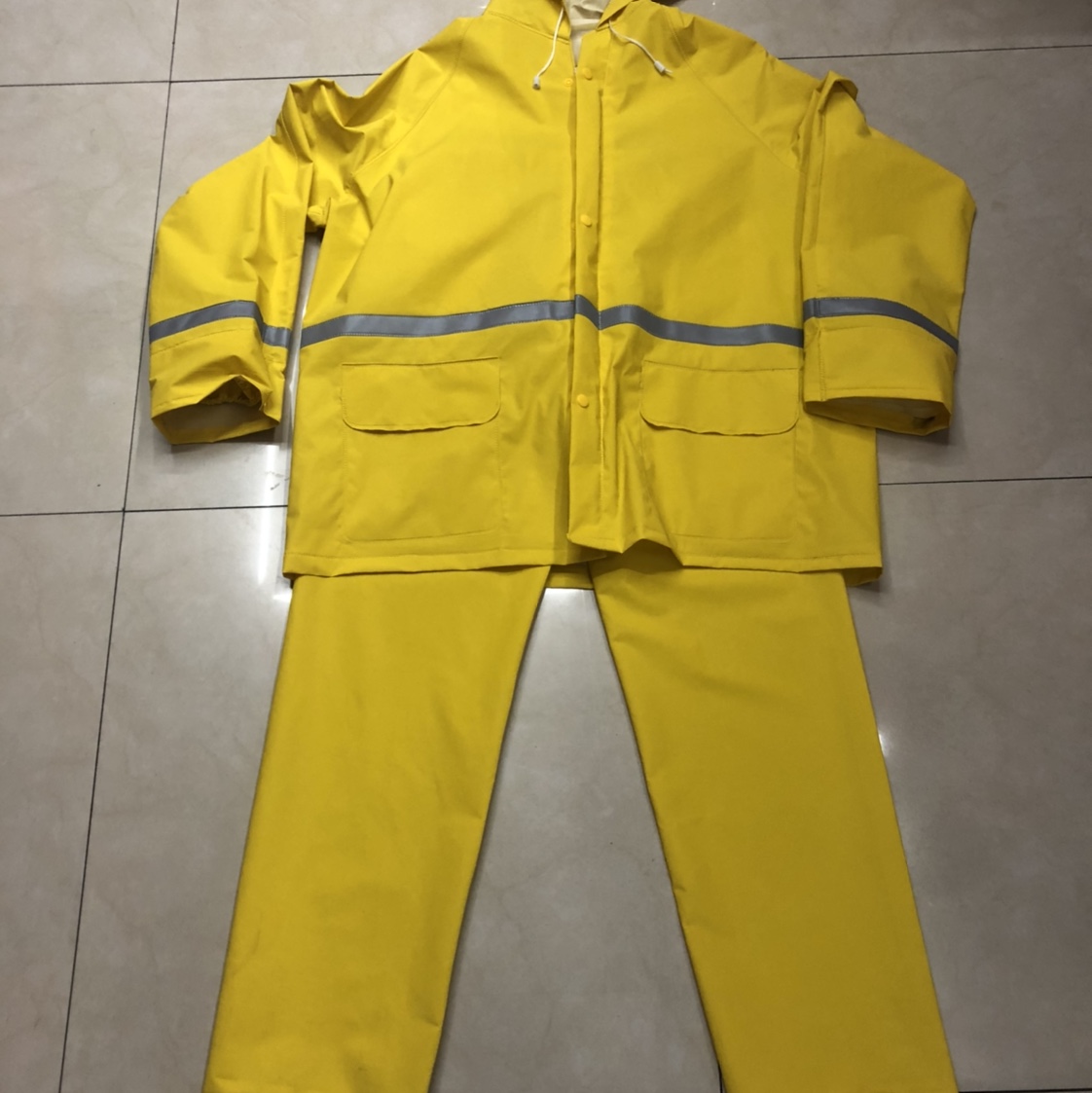 Yellow raincoat and rain pants set, waterproof and windproof, suitable for children and adults, outdoor cycling and mountain climbing