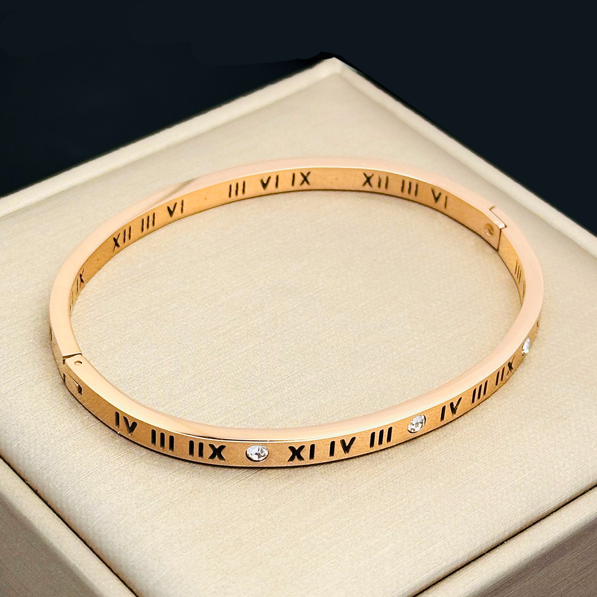 Titanium steel bracelet, fashionable and individual, Roman letters do not fade, Korean simple women's bracelet with accessories, men's European and American style Application Scenario