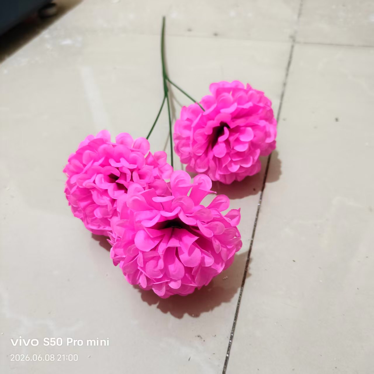 Factory direct sales of simulated single three-headed garden chrysanthemums, plastic flowers, artificial handcrafted flowers, flat chrysanthemum heads, fake flowers, silk flowers, DIY bouquets, indoor and outdoor decorative flowers details Picture