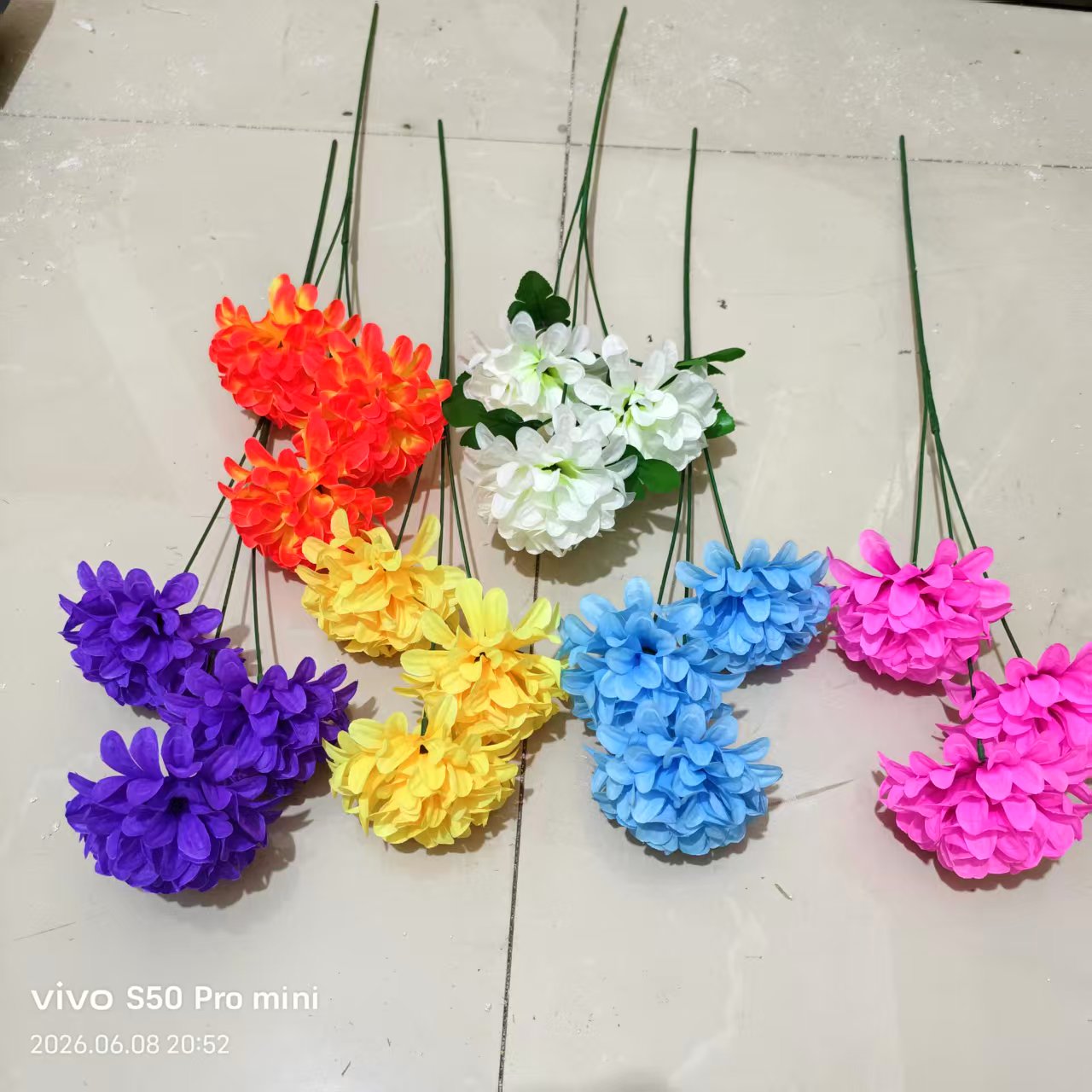 Factory direct sales of simulated single three-head plastic flowers, artificial handcrafted flowers, flat chrysanthemum heads, fake flowers, silk flowers, DIY bouquets, indoor and outdoor decorative flowers