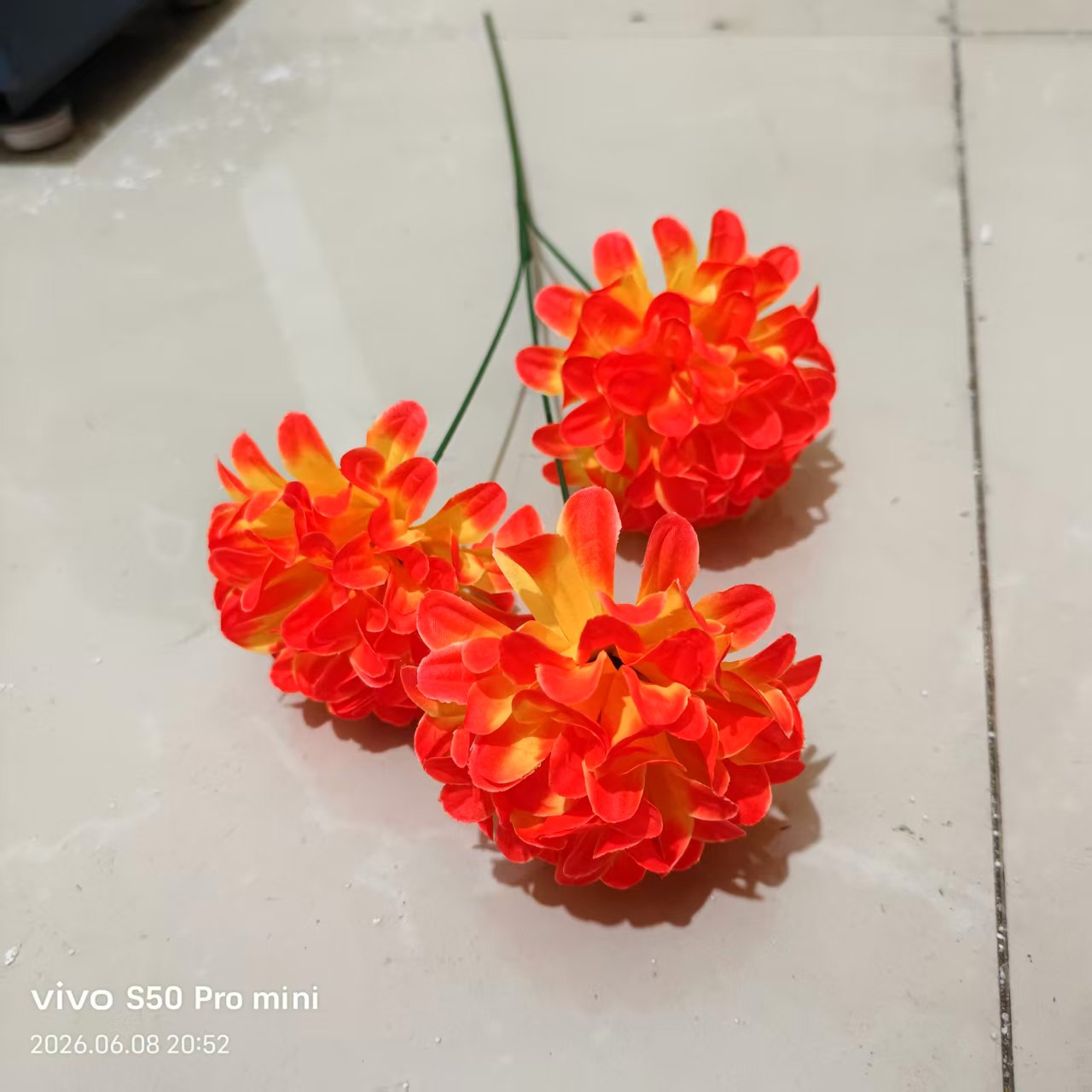 Factory direct sales of simulated single three-head plastic flowers, artificial handcrafted flowers, flat chrysanthemum heads, fake flowers, silk flowers, DIY bouquets, indoor and outdoor decorative flowers details Picture