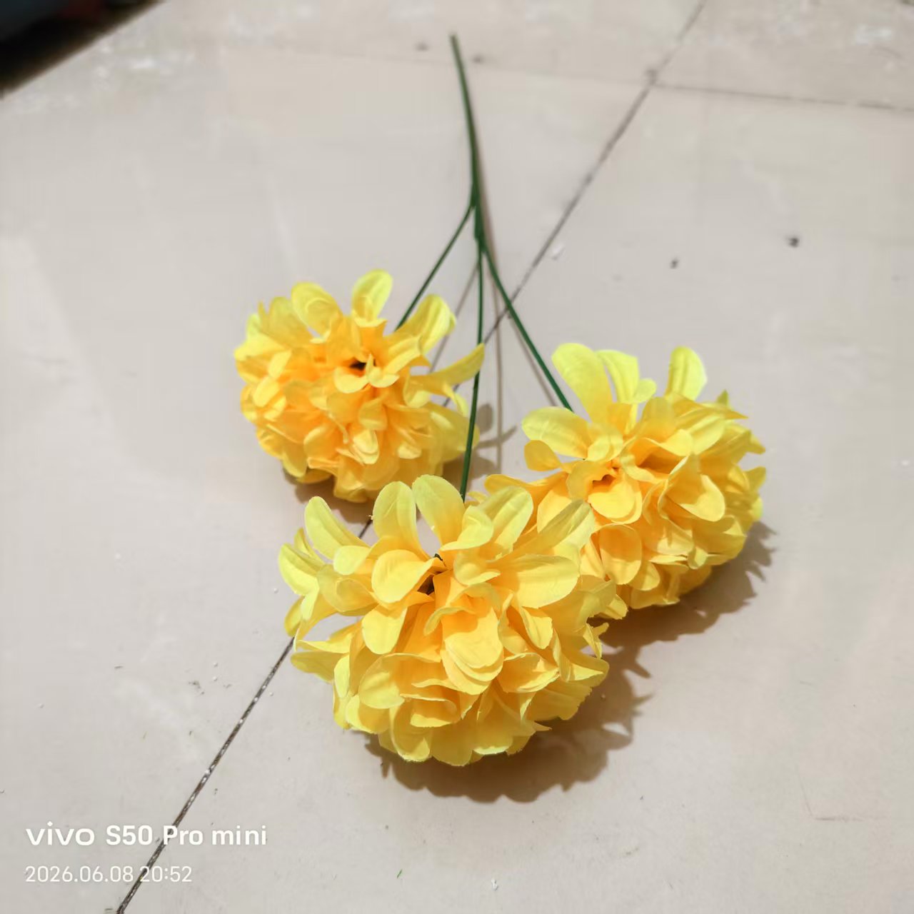 Factory direct sales of simulated single three-head plastic flowers, artificial handcrafted flowers, flat chrysanthemum heads, fake flowers, silk flowers, DIY bouquets, indoor and outdoor decorative flowers Specification image